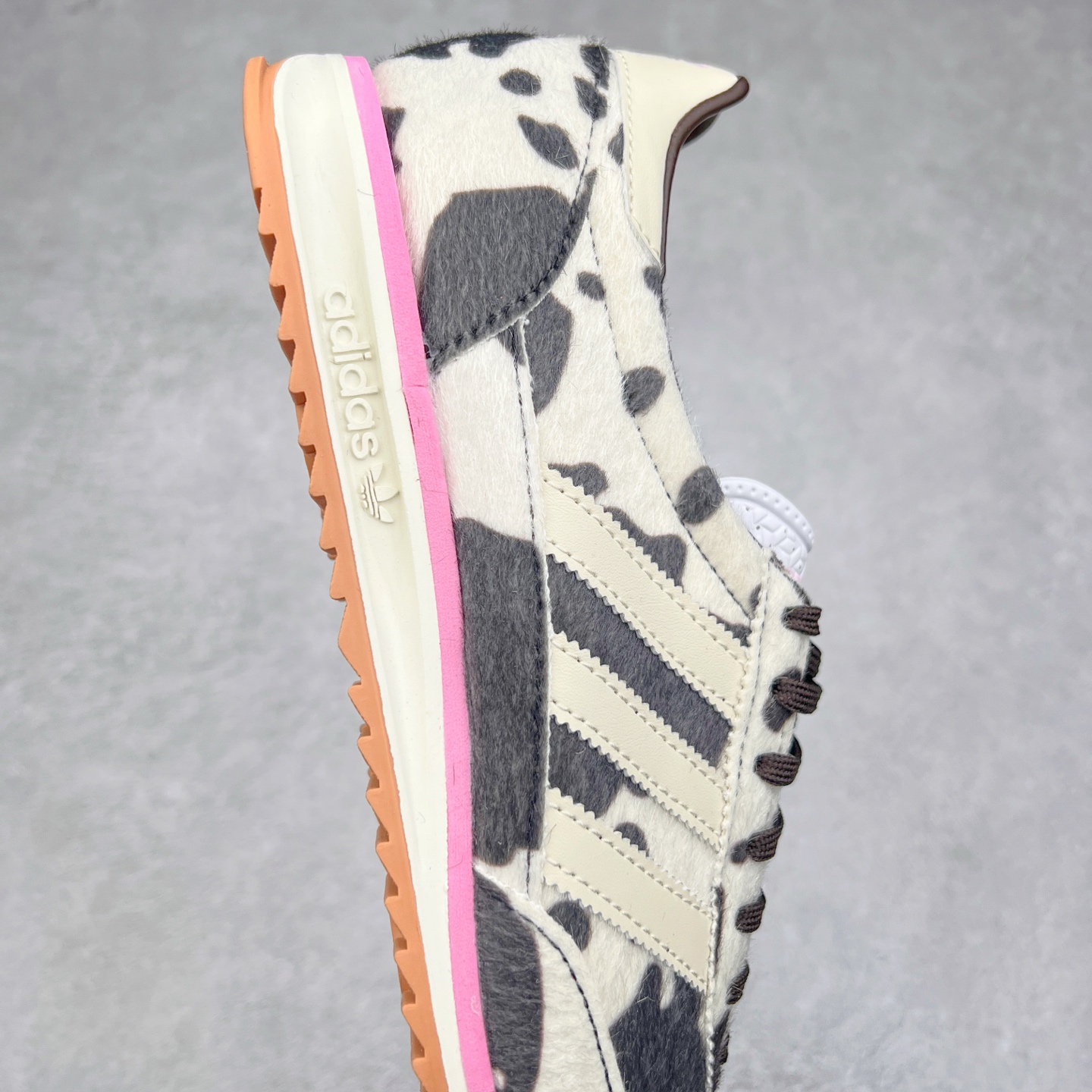 图片[6]-＃纯原 AD Wmns SL72 OG 系列德训足球风百搭低帮休闲运动板鞋 JR1255 采用高弹EVA+MODEL+RB三层组合底 区别市面RB一体大底 三层组合鞋底重量与原鞋一致 Originals 将有「T 头鞋」造型的诞生于 1972 年的 SL72 鞋款复刻带回 各位买鞋又有新选择了 1972 年 SL72 问世后 引领了后来阿迪达斯的跑鞋发展方向 其中「SL」代表了 Super Light 彰显了产品轻便的特性 1972 年 SL72 问世后 引领了后来阿迪达斯的跑鞋发展方向 其中「SL」代表了 Super Light 彰显了产品轻便的特性 这次 Originals 延续其轻质经典的基因 带来男女两款 SL72 男生款带来 SL72 RS 鞋型 RS 意为 Reshaped（重塑）鞋款在保留了经典的外观基础上 在尼龙材质里增加了填充物 使鞋型更加挺立和饱满 鞋头则更加圆润 鞋底的 EVA 材质则增加了鞋款的高度 女生款则带来 SL72 OG W 鞋型 OG 顾名思义则是致敬经典款式 相较于 RS（Reshaped）鞋款 鞋身更加纤细 其整体鞋身轮廓、线条、细节、材质上尊崇 70 年代 SL72 的设计 还原经典味道 尺码：36 36⅔ 37⅓ 38 38⅔ 39⅓ 40 40⅔ 41⅓ 42 42⅔ 43⅓ 44 44⅔ 45-选品中心