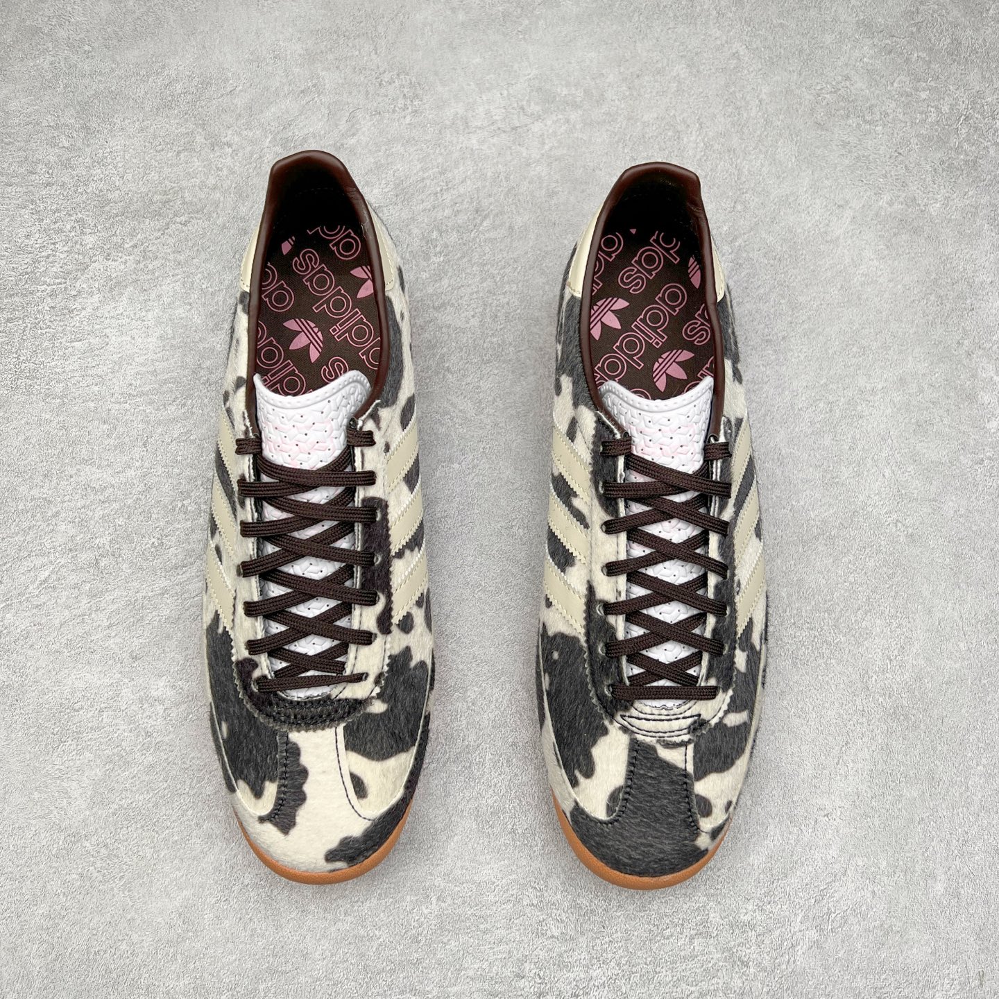 图片[2]-＃纯原 AD Wmns SL72 OG 系列德训足球风百搭低帮休闲运动板鞋 JR1255 采用高弹EVA+MODEL+RB三层组合底 区别市面RB一体大底 三层组合鞋底重量与原鞋一致 Originals 将有「T 头鞋」造型的诞生于 1972 年的 SL72 鞋款复刻带回 各位买鞋又有新选择了 1972 年 SL72 问世后 引领了后来阿迪达斯的跑鞋发展方向 其中「SL」代表了 Super Light 彰显了产品轻便的特性 1972 年 SL72 问世后 引领了后来阿迪达斯的跑鞋发展方向 其中「SL」代表了 Super Light 彰显了产品轻便的特性 这次 Originals 延续其轻质经典的基因 带来男女两款 SL72 男生款带来 SL72 RS 鞋型 RS 意为 Reshaped（重塑）鞋款在保留了经典的外观基础上 在尼龙材质里增加了填充物 使鞋型更加挺立和饱满 鞋头则更加圆润 鞋底的 EVA 材质则增加了鞋款的高度 女生款则带来 SL72 OG W 鞋型 OG 顾名思义则是致敬经典款式 相较于 RS（Reshaped）鞋款 鞋身更加纤细 其整体鞋身轮廓、线条、细节、材质上尊崇 70 年代 SL72 的设计 还原经典味道 尺码：36 36⅔ 37⅓ 38 38⅔ 39⅓ 40 40⅔ 41⅓ 42 42⅔ 43⅓ 44 44⅔ 45-选品中心