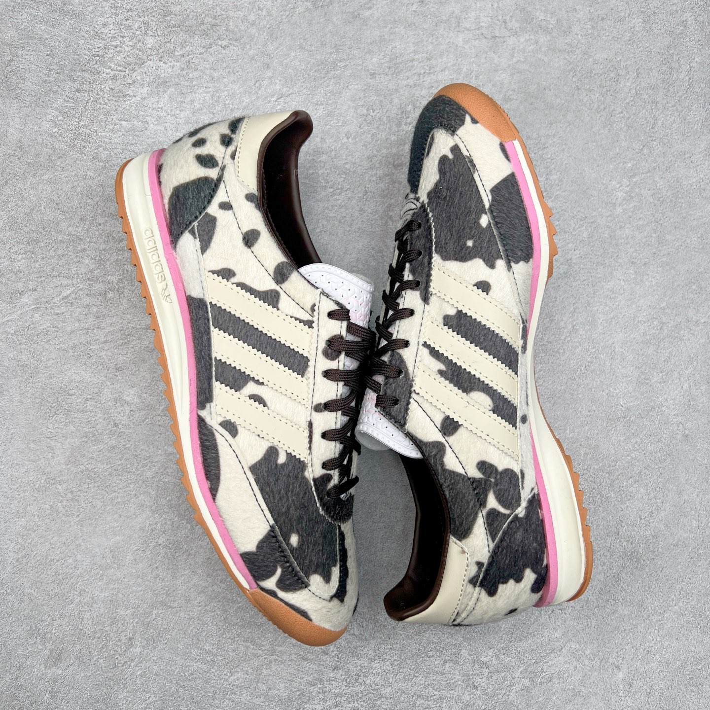 图片[3]-＃纯原 AD Wmns SL72 OG 系列德训足球风百搭低帮休闲运动板鞋 JR1255 采用高弹EVA+MODEL+RB三层组合底 区别市面RB一体大底 三层组合鞋底重量与原鞋一致 Originals 将有「T 头鞋」造型的诞生于 1972 年的 SL72 鞋款复刻带回 各位买鞋又有新选择了 1972 年 SL72 问世后 引领了后来阿迪达斯的跑鞋发展方向 其中「SL」代表了 Super Light 彰显了产品轻便的特性 1972 年 SL72 问世后 引领了后来阿迪达斯的跑鞋发展方向 其中「SL」代表了 Super Light 彰显了产品轻便的特性 这次 Originals 延续其轻质经典的基因 带来男女两款 SL72 男生款带来 SL72 RS 鞋型 RS 意为 Reshaped（重塑）鞋款在保留了经典的外观基础上 在尼龙材质里增加了填充物 使鞋型更加挺立和饱满 鞋头则更加圆润 鞋底的 EVA 材质则增加了鞋款的高度 女生款则带来 SL72 OG W 鞋型 OG 顾名思义则是致敬经典款式 相较于 RS（Reshaped）鞋款 鞋身更加纤细 其整体鞋身轮廓、线条、细节、材质上尊崇 70 年代 SL72 的设计 还原经典味道 尺码：36 36⅔ 37⅓ 38 38⅔ 39⅓ 40 40⅔ 41⅓ 42 42⅔ 43⅓ 44 44⅔ 45-选品中心