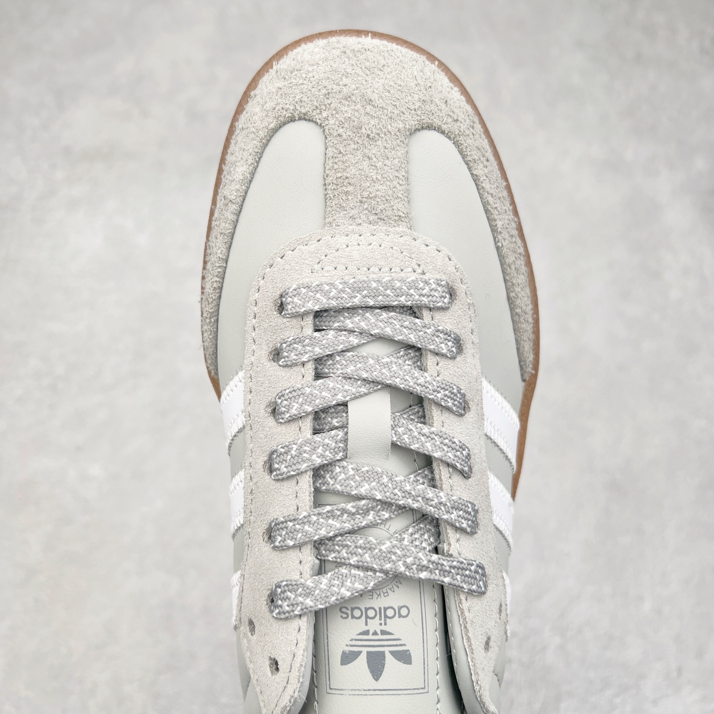 图片[4]-AD Samba XLG 桑巴舞加大厚底版系列德训风百搭松糕休闲运动板鞋生胶底 IE9108 自Originals Samba成功借势Blokecore风潮一跃成为街头巷尾的焦点鞋款后,不论是围绕Samba本身打造的各式「变种版本」,还是以Samba为蓝本打造联名鞋款,都成为了时尚潮流人士日常穿搭首选。Samba XLG是adidas Originals不断扩展XLG系列的一部分,旨在与年轻文化相契合,迎合那些希望通过个性时尚表达自我而不愿牺牲舒适度的年轻群体。街头时尚领域的Gen Z特别偏爱宽松的穿着风格。Samba XLG针对这一点做了创新。它在延续Samba OG经典设计的基础上,迎合年轻群体的穿着习惯,重塑为宽大的鞋身比例轮廓以及加厚中底,让消费者轻松展示自己独特的风格。全新的Samba XLG系列不仅迎合了当下年轻群体的穿搭习惯,加宽了鞋身比例以及将中底进一步增厚,在视觉比例上更加饱满,同时还保留了经典Samba的细节,这样一来,鞋迷朋友在穿搭上不仅能更加个性化,而且还能延续一定的复古感受。尺码：36 36⅔ 37⅓ 38 38⅔ 39⅓ 40 40⅔ 41⅓ 42 42⅔ 43⅓ 44 45-选品中心