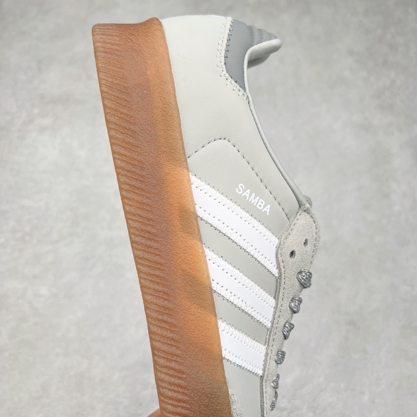 图片[6]-AD Samba XLG 桑巴舞加大厚底版系列德训风百搭松糕休闲运动板鞋生胶底 IE9108 自Originals Samba成功借势Blokecore风潮一跃成为街头巷尾的焦点鞋款后,不论是围绕Samba本身打造的各式「变种版本」,还是以Samba为蓝本打造联名鞋款,都成为了时尚潮流人士日常穿搭首选。Samba XLG是adidas Originals不断扩展XLG系列的一部分,旨在与年轻文化相契合,迎合那些希望通过个性时尚表达自我而不愿牺牲舒适度的年轻群体。街头时尚领域的Gen Z特别偏爱宽松的穿着风格。Samba XLG针对这一点做了创新。它在延续Samba OG经典设计的基础上,迎合年轻群体的穿着习惯,重塑为宽大的鞋身比例轮廓以及加厚中底,让消费者轻松展示自己独特的风格。全新的Samba XLG系列不仅迎合了当下年轻群体的穿搭习惯,加宽了鞋身比例以及将中底进一步增厚,在视觉比例上更加饱满,同时还保留了经典Samba的细节,这样一来,鞋迷朋友在穿搭上不仅能更加个性化,而且还能延续一定的复古感受。尺码：36 36⅔ 37⅓ 38 38⅔ 39⅓ 40 40⅔ 41⅓ 42 42⅔ 43⅓ 44 45-选品中心