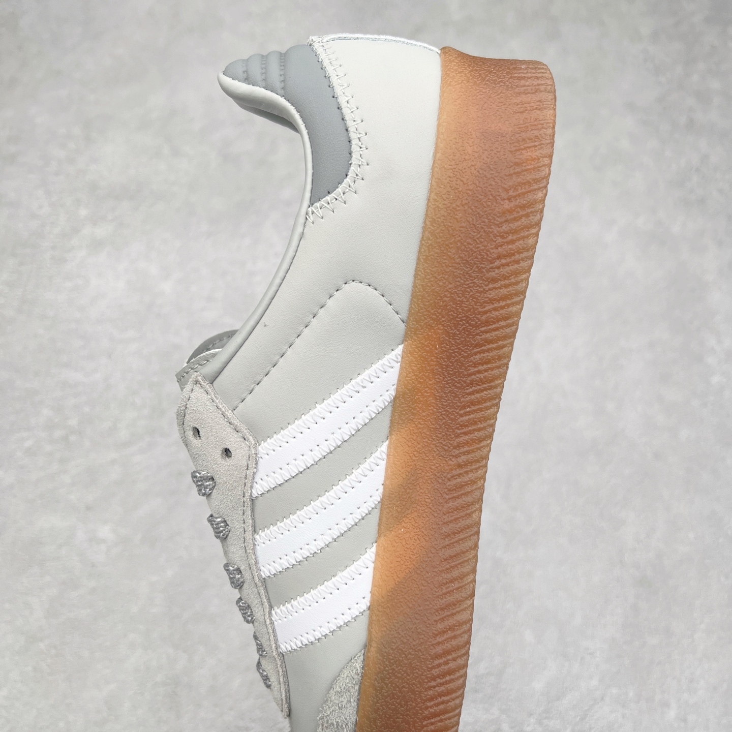 图片[7]-AD Samba XLG 桑巴舞加大厚底版系列德训风百搭松糕休闲运动板鞋生胶底 IE9108 自Originals Samba成功借势Blokecore风潮一跃成为街头巷尾的焦点鞋款后,不论是围绕Samba本身打造的各式「变种版本」,还是以Samba为蓝本打造联名鞋款,都成为了时尚潮流人士日常穿搭首选。Samba XLG是adidas Originals不断扩展XLG系列的一部分,旨在与年轻文化相契合,迎合那些希望通过个性时尚表达自我而不愿牺牲舒适度的年轻群体。街头时尚领域的Gen Z特别偏爱宽松的穿着风格。Samba XLG针对这一点做了创新。它在延续Samba OG经典设计的基础上,迎合年轻群体的穿着习惯,重塑为宽大的鞋身比例轮廓以及加厚中底,让消费者轻松展示自己独特的风格。全新的Samba XLG系列不仅迎合了当下年轻群体的穿搭习惯,加宽了鞋身比例以及将中底进一步增厚,在视觉比例上更加饱满,同时还保留了经典Samba的细节,这样一来,鞋迷朋友在穿搭上不仅能更加个性化,而且还能延续一定的复古感受。尺码：36 36⅔ 37⅓ 38 38⅔ 39⅓ 40 40⅔ 41⅓ 42 42⅔ 43⅓ 44 45-选品中心