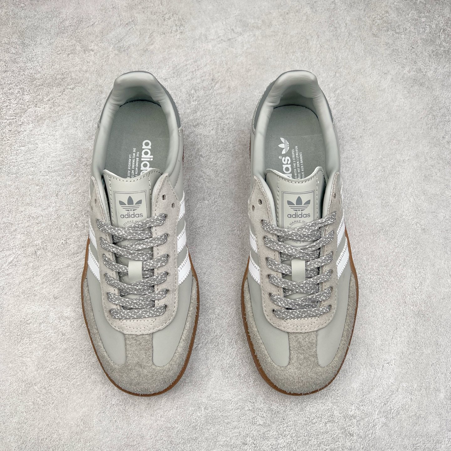 图片[2]-AD Samba XLG 桑巴舞加大厚底版系列德训风百搭松糕休闲运动板鞋生胶底 IE9108 自Originals Samba成功借势Blokecore风潮一跃成为街头巷尾的焦点鞋款后,不论是围绕Samba本身打造的各式「变种版本」,还是以Samba为蓝本打造联名鞋款,都成为了时尚潮流人士日常穿搭首选。Samba XLG是adidas Originals不断扩展XLG系列的一部分,旨在与年轻文化相契合,迎合那些希望通过个性时尚表达自我而不愿牺牲舒适度的年轻群体。街头时尚领域的Gen Z特别偏爱宽松的穿着风格。Samba XLG针对这一点做了创新。它在延续Samba OG经典设计的基础上,迎合年轻群体的穿着习惯,重塑为宽大的鞋身比例轮廓以及加厚中底,让消费者轻松展示自己独特的风格。全新的Samba XLG系列不仅迎合了当下年轻群体的穿搭习惯,加宽了鞋身比例以及将中底进一步增厚,在视觉比例上更加饱满,同时还保留了经典Samba的细节,这样一来,鞋迷朋友在穿搭上不仅能更加个性化,而且还能延续一定的复古感受。尺码：36 36⅔ 37⅓ 38 38⅔ 39⅓ 40 40⅔ 41⅓ 42 42⅔ 43⅓ 44 45-选品中心