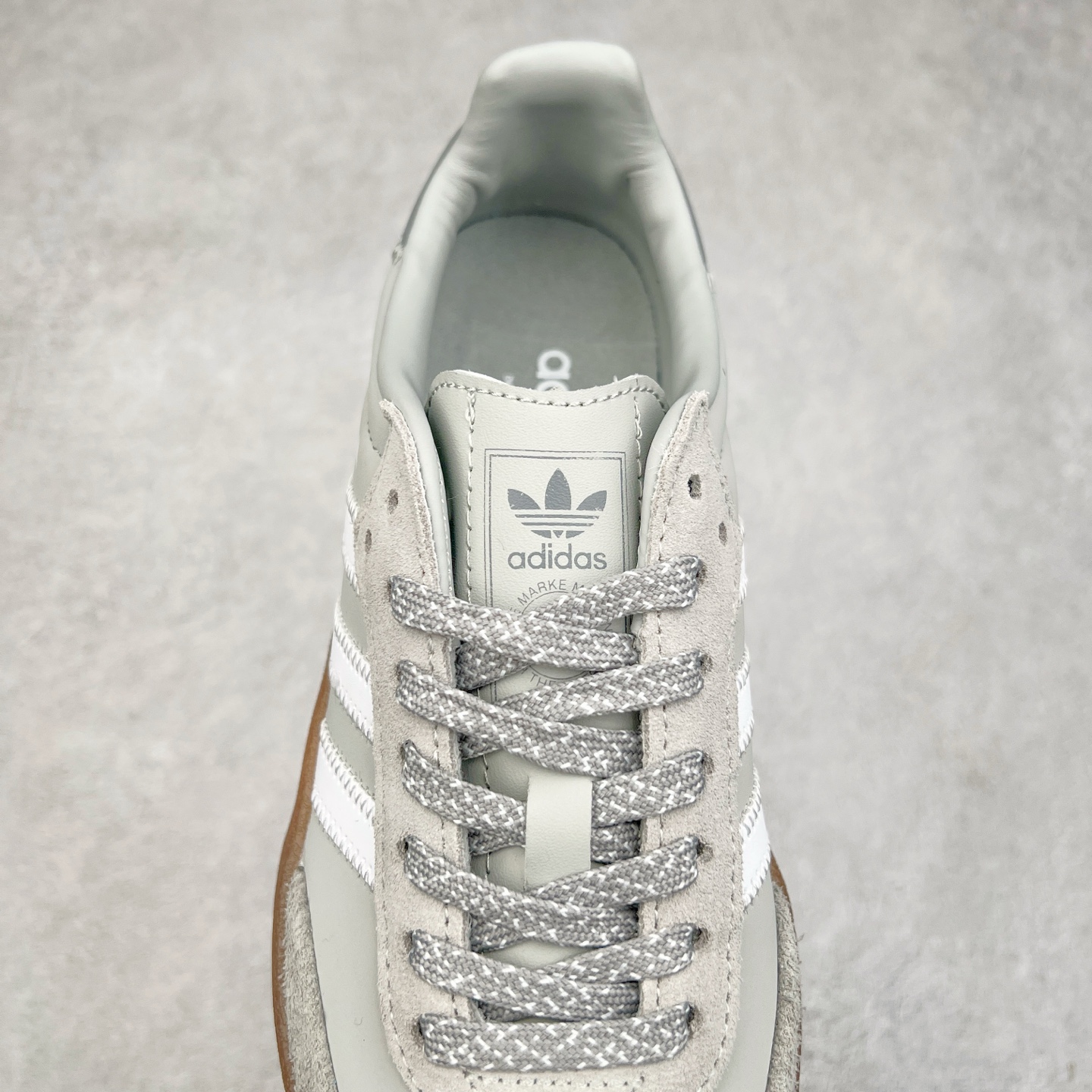 图片[5]-AD Samba XLG 桑巴舞加大厚底版系列德训风百搭松糕休闲运动板鞋生胶底 IE9108 自Originals Samba成功借势Blokecore风潮一跃成为街头巷尾的焦点鞋款后,不论是围绕Samba本身打造的各式「变种版本」,还是以Samba为蓝本打造联名鞋款,都成为了时尚潮流人士日常穿搭首选。Samba XLG是adidas Originals不断扩展XLG系列的一部分,旨在与年轻文化相契合,迎合那些希望通过个性时尚表达自我而不愿牺牲舒适度的年轻群体。街头时尚领域的Gen Z特别偏爱宽松的穿着风格。Samba XLG针对这一点做了创新。它在延续Samba OG经典设计的基础上,迎合年轻群体的穿着习惯,重塑为宽大的鞋身比例轮廓以及加厚中底,让消费者轻松展示自己独特的风格。全新的Samba XLG系列不仅迎合了当下年轻群体的穿搭习惯,加宽了鞋身比例以及将中底进一步增厚,在视觉比例上更加饱满,同时还保留了经典Samba的细节,这样一来,鞋迷朋友在穿搭上不仅能更加个性化,而且还能延续一定的复古感受。尺码：36 36⅔ 37⅓ 38 38⅔ 39⅓ 40 40⅔ 41⅓ 42 42⅔ 43⅓ 44 45-选品中心