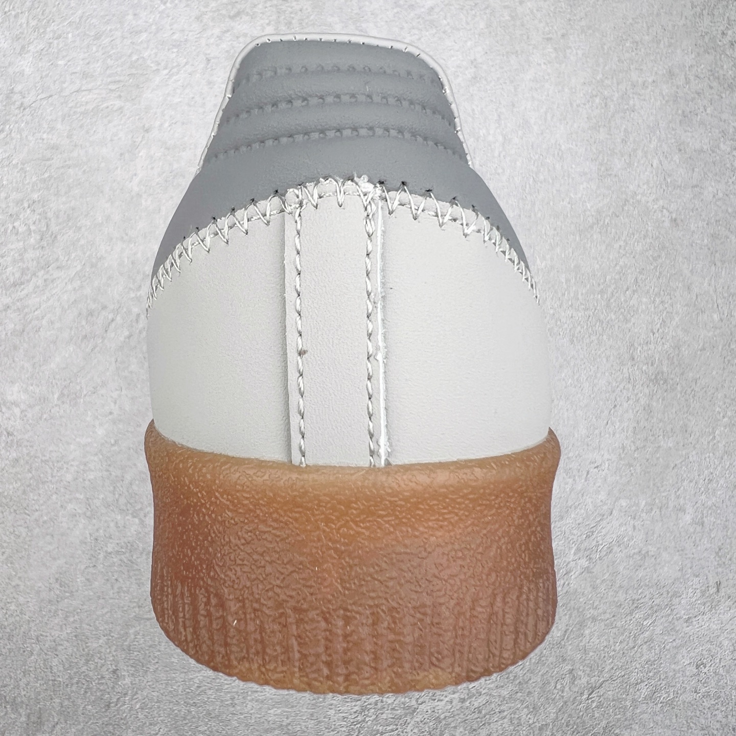 图片[8]-AD Samba XLG 桑巴舞加大厚底版系列德训风百搭松糕休闲运动板鞋生胶底 IE9108 自Originals Samba成功借势Blokecore风潮一跃成为街头巷尾的焦点鞋款后,不论是围绕Samba本身打造的各式「变种版本」,还是以Samba为蓝本打造联名鞋款,都成为了时尚潮流人士日常穿搭首选。Samba XLG是adidas Originals不断扩展XLG系列的一部分,旨在与年轻文化相契合,迎合那些希望通过个性时尚表达自我而不愿牺牲舒适度的年轻群体。街头时尚领域的Gen Z特别偏爱宽松的穿着风格。Samba XLG针对这一点做了创新。它在延续Samba OG经典设计的基础上,迎合年轻群体的穿着习惯,重塑为宽大的鞋身比例轮廓以及加厚中底,让消费者轻松展示自己独特的风格。全新的Samba XLG系列不仅迎合了当下年轻群体的穿搭习惯,加宽了鞋身比例以及将中底进一步增厚,在视觉比例上更加饱满,同时还保留了经典Samba的细节,这样一来,鞋迷朋友在穿搭上不仅能更加个性化,而且还能延续一定的复古感受。尺码：36 36⅔ 37⅓ 38 38⅔ 39⅓ 40 40⅔ 41⅓ 42 42⅔ 43⅓ 44 45-选品中心