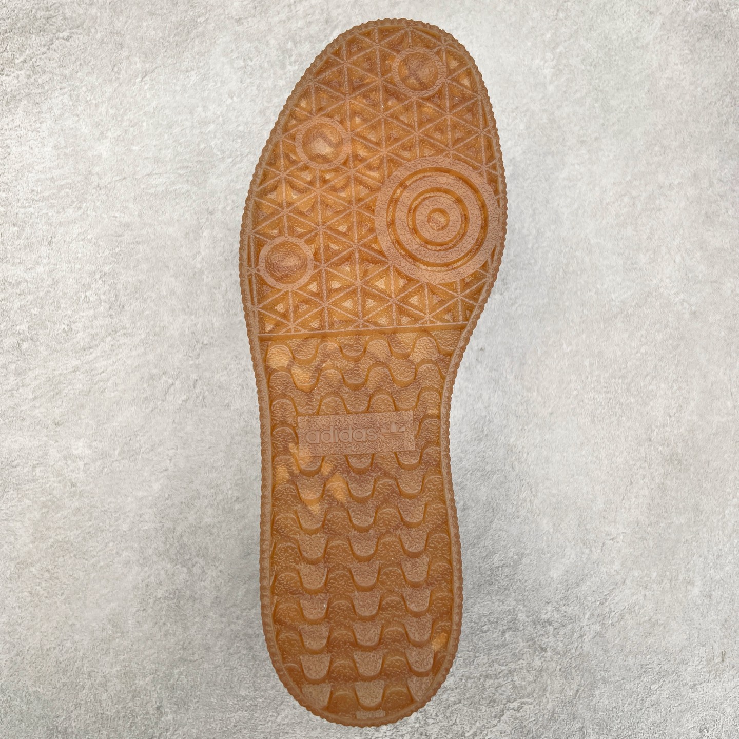 图片[9]-AD Samba XLG 桑巴舞加大厚底版系列德训风百搭松糕休闲运动板鞋生胶底 IE9108 自Originals Samba成功借势Blokecore风潮一跃成为街头巷尾的焦点鞋款后,不论是围绕Samba本身打造的各式「变种版本」,还是以Samba为蓝本打造联名鞋款,都成为了时尚潮流人士日常穿搭首选。Samba XLG是adidas Originals不断扩展XLG系列的一部分,旨在与年轻文化相契合,迎合那些希望通过个性时尚表达自我而不愿牺牲舒适度的年轻群体。街头时尚领域的Gen Z特别偏爱宽松的穿着风格。Samba XLG针对这一点做了创新。它在延续Samba OG经典设计的基础上,迎合年轻群体的穿着习惯,重塑为宽大的鞋身比例轮廓以及加厚中底,让消费者轻松展示自己独特的风格。全新的Samba XLG系列不仅迎合了当下年轻群体的穿搭习惯,加宽了鞋身比例以及将中底进一步增厚,在视觉比例上更加饱满,同时还保留了经典Samba的细节,这样一来,鞋迷朋友在穿搭上不仅能更加个性化,而且还能延续一定的复古感受。尺码：36 36⅔ 37⅓ 38 38⅔ 39⅓ 40 40⅔ 41⅓ 42 42⅔ 43⅓ 44 45-选品中心