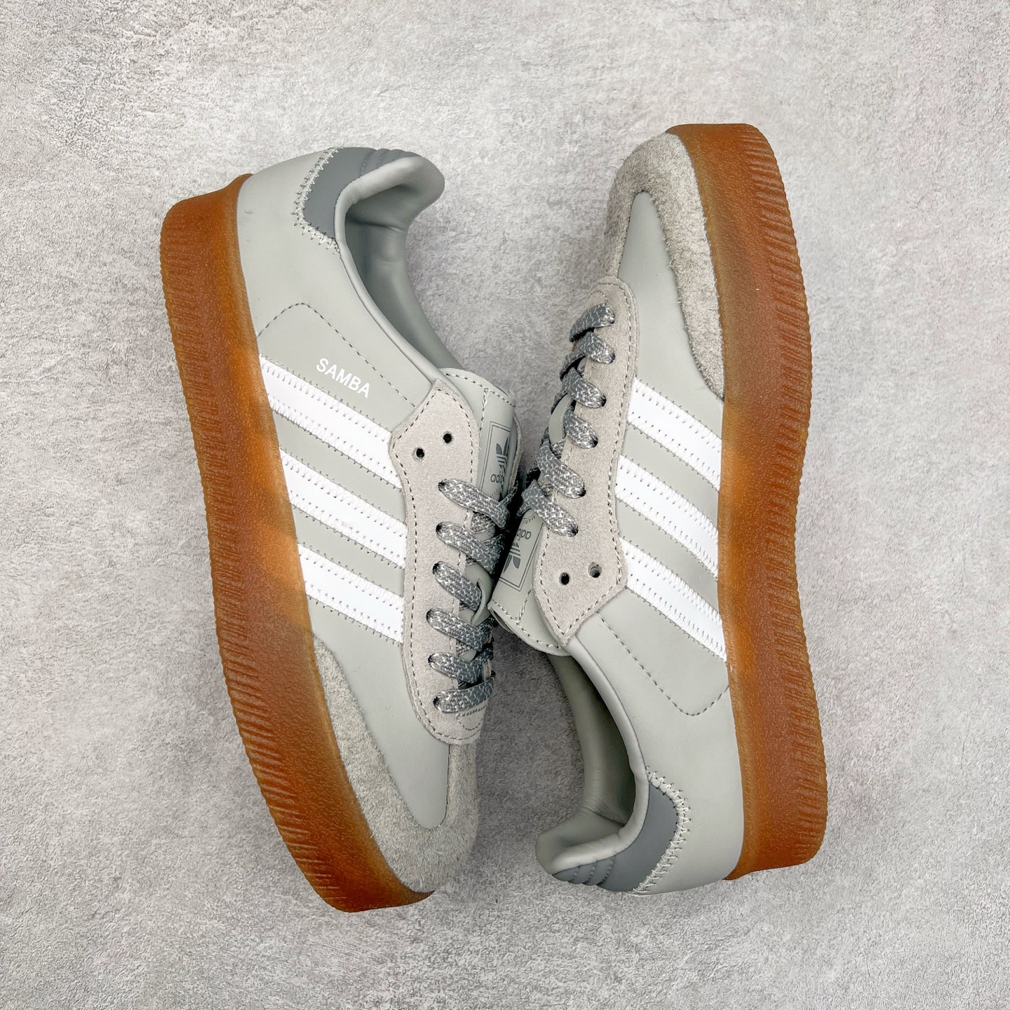 图片[3]-AD Samba XLG 桑巴舞加大厚底版系列德训风百搭松糕休闲运动板鞋生胶底 IE9108 自Originals Samba成功借势Blokecore风潮一跃成为街头巷尾的焦点鞋款后,不论是围绕Samba本身打造的各式「变种版本」,还是以Samba为蓝本打造联名鞋款,都成为了时尚潮流人士日常穿搭首选。Samba XLG是adidas Originals不断扩展XLG系列的一部分,旨在与年轻文化相契合,迎合那些希望通过个性时尚表达自我而不愿牺牲舒适度的年轻群体。街头时尚领域的Gen Z特别偏爱宽松的穿着风格。Samba XLG针对这一点做了创新。它在延续Samba OG经典设计的基础上,迎合年轻群体的穿着习惯,重塑为宽大的鞋身比例轮廓以及加厚中底,让消费者轻松展示自己独特的风格。全新的Samba XLG系列不仅迎合了当下年轻群体的穿搭习惯,加宽了鞋身比例以及将中底进一步增厚,在视觉比例上更加饱满,同时还保留了经典Samba的细节,这样一来,鞋迷朋友在穿搭上不仅能更加个性化,而且还能延续一定的复古感受。尺码：36 36⅔ 37⅓ 38 38⅔ 39⅓ 40 40⅔ 41⅓ 42 42⅔ 43⅓ 44 45-选品中心