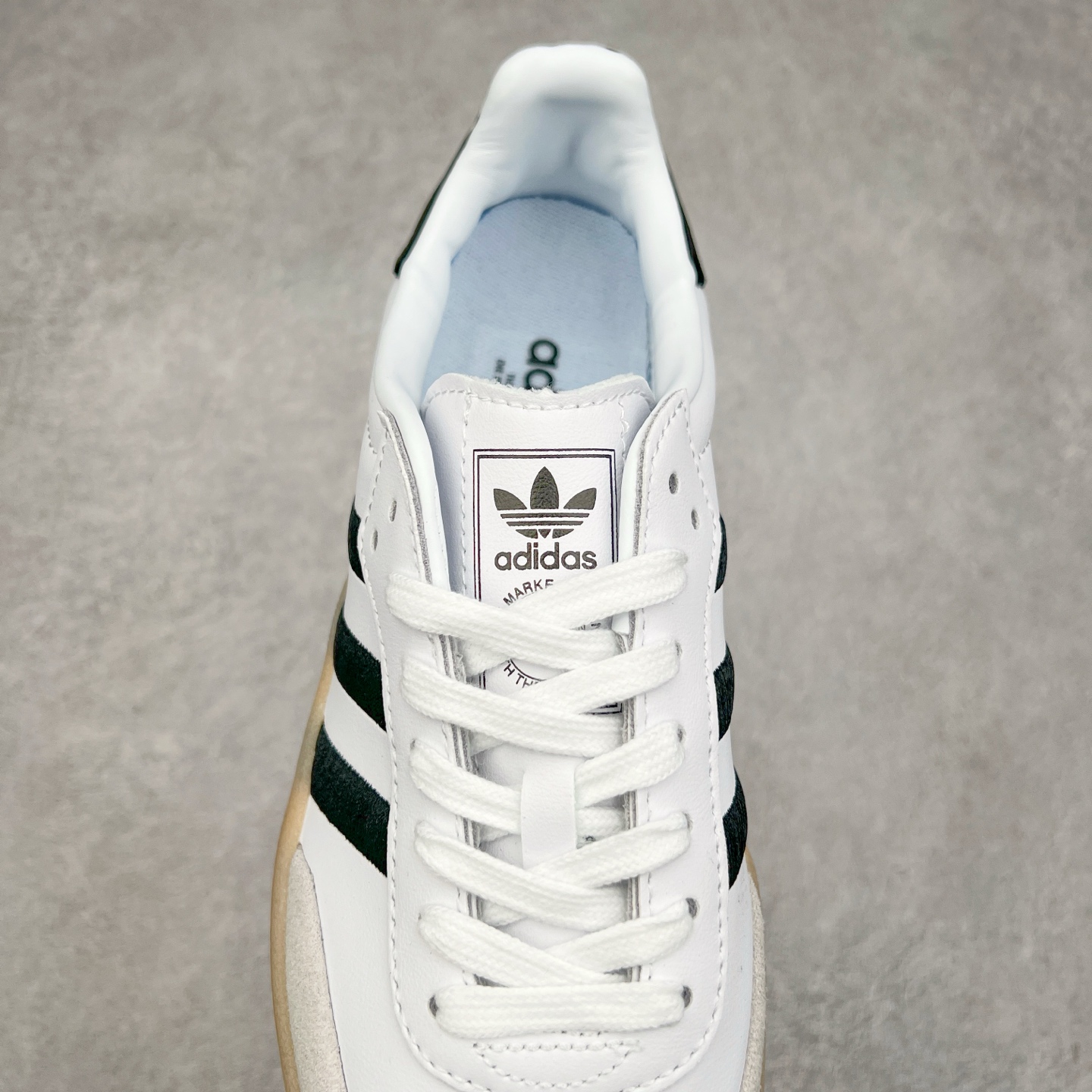 图片[5]-AD Samba XLG 桑巴舞加大厚底版系列德训风百搭松糕休闲运动板鞋生胶底 IG5744 自Originals Samba成功借势Blokecore风潮一跃成为街头巷尾的焦点鞋款后,不论是围绕Samba本身打造的各式「变种版本」,还是以Samba为蓝本打造联名鞋款,都成为了时尚潮流人士日常穿搭首选。Samba XLG是adidas Originals不断扩展XLG系列的一部分,旨在与年轻文化相契合,迎合那些希望通过个性时尚表达自我而不愿牺牲舒适度的年轻群体。街头时尚领域的Gen Z特别偏爱宽松的穿着风格。Samba XLG针对这一点做了创新。它在延续Samba OG经典设计的基础上,迎合年轻群体的穿着习惯,重塑为宽大的鞋身比例轮廓以及加厚中底,让消费者轻松展示自己独特的风格。全新的Samba XLG系列不仅迎合了当下年轻群体的穿搭习惯,加宽了鞋身比例以及将中底进一步增厚,在视觉比例上更加饱满,同时还保留了经典Samba的细节,这样一来,鞋迷朋友在穿搭上不仅能更加个性化,而且还能延续一定的复古感受。尺码：36 36⅔ 37⅓ 38 38⅔ 39⅓ 40 40⅔ 41⅓ 42 42⅔ 43⅓ 44 45-选品中心