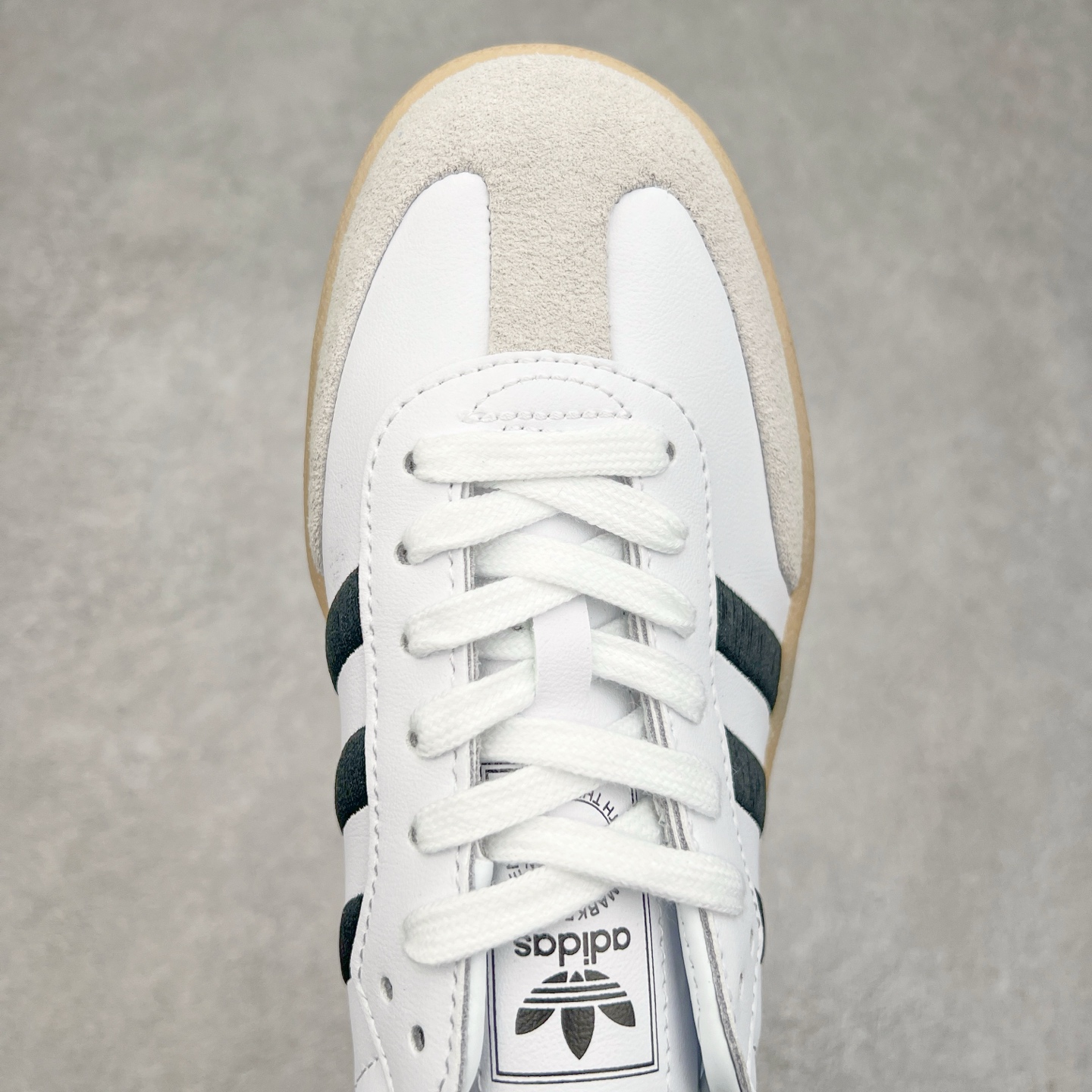 图片[4]-AD Samba XLG 桑巴舞加大厚底版系列德训风百搭松糕休闲运动板鞋生胶底 IG5744 自Originals Samba成功借势Blokecore风潮一跃成为街头巷尾的焦点鞋款后,不论是围绕Samba本身打造的各式「变种版本」,还是以Samba为蓝本打造联名鞋款,都成为了时尚潮流人士日常穿搭首选。Samba XLG是adidas Originals不断扩展XLG系列的一部分,旨在与年轻文化相契合,迎合那些希望通过个性时尚表达自我而不愿牺牲舒适度的年轻群体。街头时尚领域的Gen Z特别偏爱宽松的穿着风格。Samba XLG针对这一点做了创新。它在延续Samba OG经典设计的基础上,迎合年轻群体的穿着习惯,重塑为宽大的鞋身比例轮廓以及加厚中底,让消费者轻松展示自己独特的风格。全新的Samba XLG系列不仅迎合了当下年轻群体的穿搭习惯,加宽了鞋身比例以及将中底进一步增厚,在视觉比例上更加饱满,同时还保留了经典Samba的细节,这样一来,鞋迷朋友在穿搭上不仅能更加个性化,而且还能延续一定的复古感受。尺码：36 36⅔ 37⅓ 38 38⅔ 39⅓ 40 40⅔ 41⅓ 42 42⅔ 43⅓ 44 45-选品中心