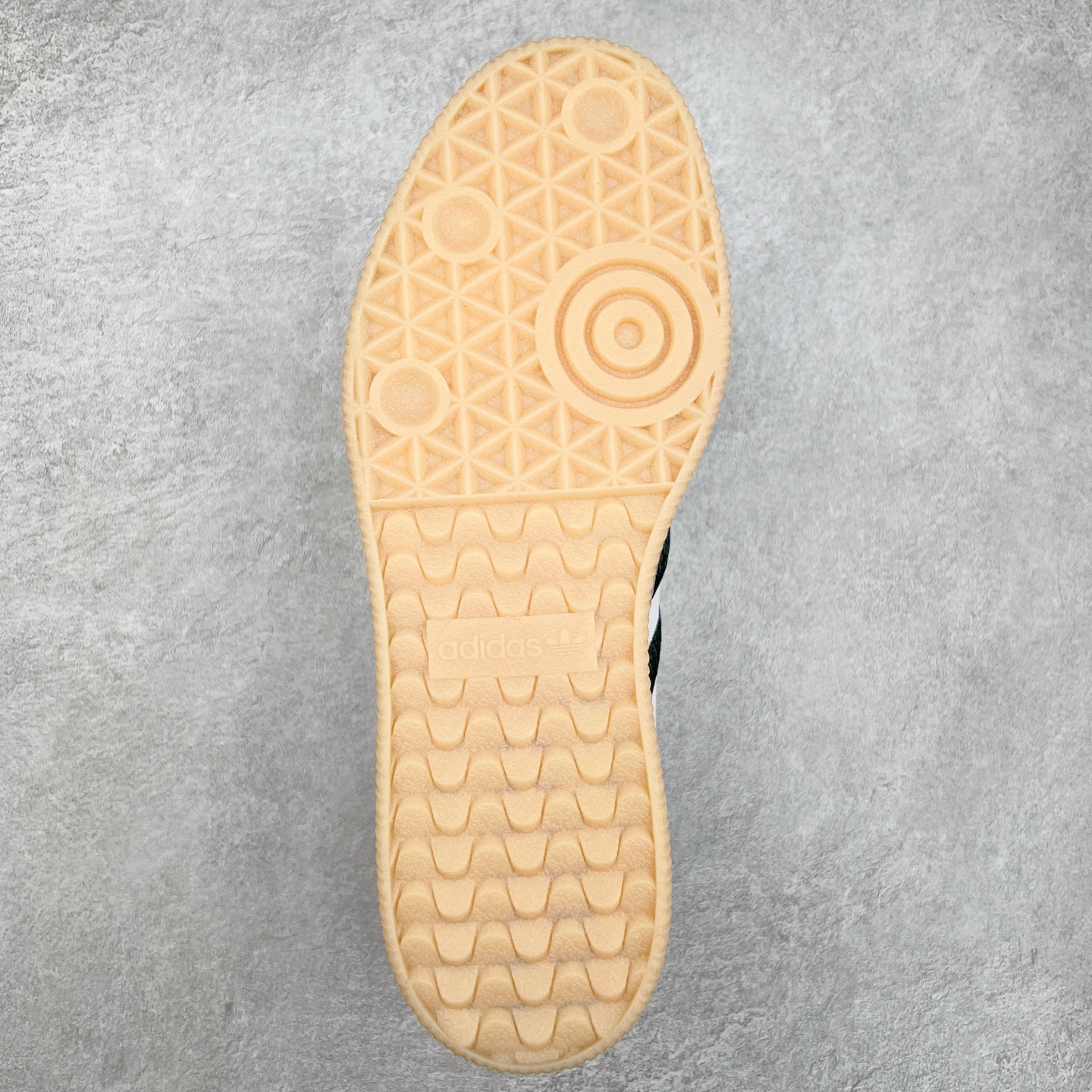 图片[9]-AD Samba XLG 桑巴舞加大厚底版系列德训风百搭松糕休闲运动板鞋生胶底 IG5744 自Originals Samba成功借势Blokecore风潮一跃成为街头巷尾的焦点鞋款后,不论是围绕Samba本身打造的各式「变种版本」,还是以Samba为蓝本打造联名鞋款,都成为了时尚潮流人士日常穿搭首选。Samba XLG是adidas Originals不断扩展XLG系列的一部分,旨在与年轻文化相契合,迎合那些希望通过个性时尚表达自我而不愿牺牲舒适度的年轻群体。街头时尚领域的Gen Z特别偏爱宽松的穿着风格。Samba XLG针对这一点做了创新。它在延续Samba OG经典设计的基础上,迎合年轻群体的穿着习惯,重塑为宽大的鞋身比例轮廓以及加厚中底,让消费者轻松展示自己独特的风格。全新的Samba XLG系列不仅迎合了当下年轻群体的穿搭习惯,加宽了鞋身比例以及将中底进一步增厚,在视觉比例上更加饱满,同时还保留了经典Samba的细节,这样一来,鞋迷朋友在穿搭上不仅能更加个性化,而且还能延续一定的复古感受。尺码：36 36⅔ 37⅓ 38 38⅔ 39⅓ 40 40⅔ 41⅓ 42 42⅔ 43⅓ 44 45-选品中心