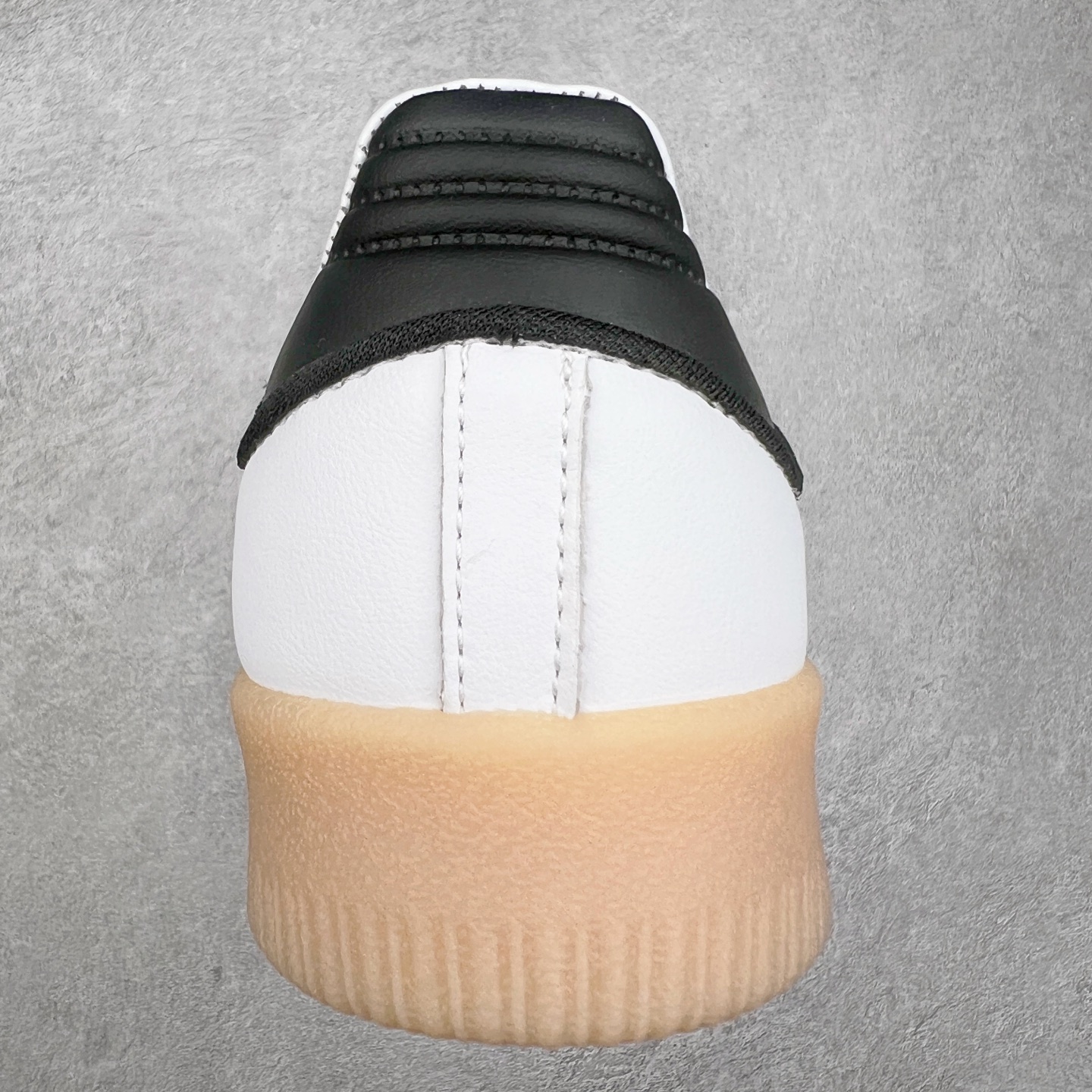 图片[8]-AD Samba XLG 桑巴舞加大厚底版系列德训风百搭松糕休闲运动板鞋生胶底 IG5744 自Originals Samba成功借势Blokecore风潮一跃成为街头巷尾的焦点鞋款后,不论是围绕Samba本身打造的各式「变种版本」,还是以Samba为蓝本打造联名鞋款,都成为了时尚潮流人士日常穿搭首选。Samba XLG是adidas Originals不断扩展XLG系列的一部分,旨在与年轻文化相契合,迎合那些希望通过个性时尚表达自我而不愿牺牲舒适度的年轻群体。街头时尚领域的Gen Z特别偏爱宽松的穿着风格。Samba XLG针对这一点做了创新。它在延续Samba OG经典设计的基础上,迎合年轻群体的穿着习惯,重塑为宽大的鞋身比例轮廓以及加厚中底,让消费者轻松展示自己独特的风格。全新的Samba XLG系列不仅迎合了当下年轻群体的穿搭习惯,加宽了鞋身比例以及将中底进一步增厚,在视觉比例上更加饱满,同时还保留了经典Samba的细节,这样一来,鞋迷朋友在穿搭上不仅能更加个性化,而且还能延续一定的复古感受。尺码：36 36⅔ 37⅓ 38 38⅔ 39⅓ 40 40⅔ 41⅓ 42 42⅔ 43⅓ 44 45-选品中心