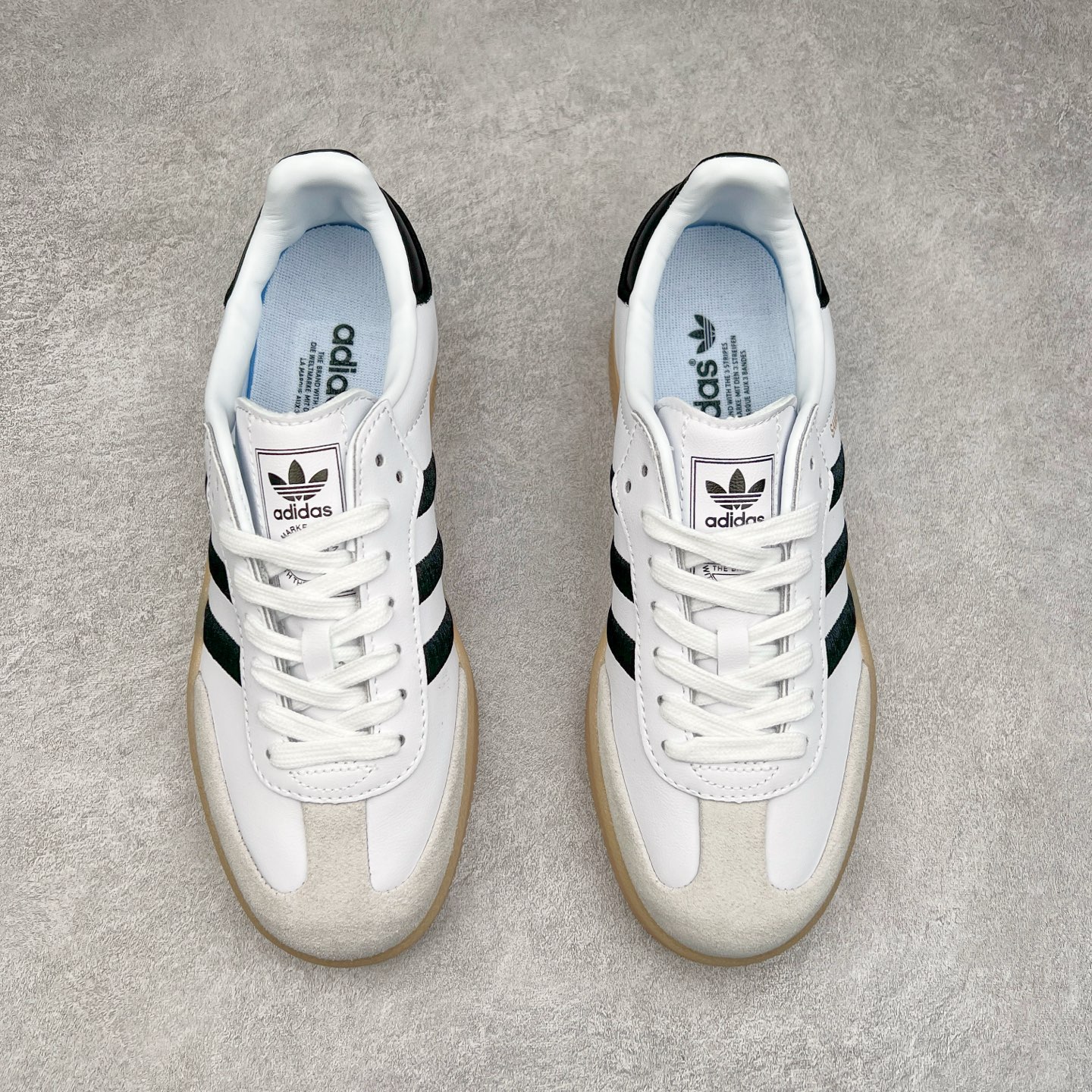 图片[2]-AD Samba XLG 桑巴舞加大厚底版系列德训风百搭松糕休闲运动板鞋生胶底 IG5744 自Originals Samba成功借势Blokecore风潮一跃成为街头巷尾的焦点鞋款后,不论是围绕Samba本身打造的各式「变种版本」,还是以Samba为蓝本打造联名鞋款,都成为了时尚潮流人士日常穿搭首选。Samba XLG是adidas Originals不断扩展XLG系列的一部分,旨在与年轻文化相契合,迎合那些希望通过个性时尚表达自我而不愿牺牲舒适度的年轻群体。街头时尚领域的Gen Z特别偏爱宽松的穿着风格。Samba XLG针对这一点做了创新。它在延续Samba OG经典设计的基础上,迎合年轻群体的穿着习惯,重塑为宽大的鞋身比例轮廓以及加厚中底,让消费者轻松展示自己独特的风格。全新的Samba XLG系列不仅迎合了当下年轻群体的穿搭习惯,加宽了鞋身比例以及将中底进一步增厚,在视觉比例上更加饱满,同时还保留了经典Samba的细节,这样一来,鞋迷朋友在穿搭上不仅能更加个性化,而且还能延续一定的复古感受。尺码：36 36⅔ 37⅓ 38 38⅔ 39⅓ 40 40⅔ 41⅓ 42 42⅔ 43⅓ 44 45-选品中心