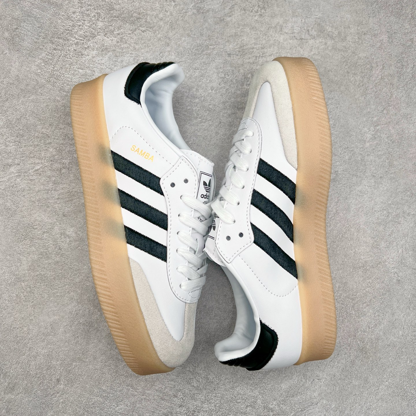 图片[3]-AD Samba XLG 桑巴舞加大厚底版系列德训风百搭松糕休闲运动板鞋生胶底 IG5744 自Originals Samba成功借势Blokecore风潮一跃成为街头巷尾的焦点鞋款后,不论是围绕Samba本身打造的各式「变种版本」,还是以Samba为蓝本打造联名鞋款,都成为了时尚潮流人士日常穿搭首选。Samba XLG是adidas Originals不断扩展XLG系列的一部分,旨在与年轻文化相契合,迎合那些希望通过个性时尚表达自我而不愿牺牲舒适度的年轻群体。街头时尚领域的Gen Z特别偏爱宽松的穿着风格。Samba XLG针对这一点做了创新。它在延续Samba OG经典设计的基础上,迎合年轻群体的穿着习惯,重塑为宽大的鞋身比例轮廓以及加厚中底,让消费者轻松展示自己独特的风格。全新的Samba XLG系列不仅迎合了当下年轻群体的穿搭习惯,加宽了鞋身比例以及将中底进一步增厚,在视觉比例上更加饱满,同时还保留了经典Samba的细节,这样一来,鞋迷朋友在穿搭上不仅能更加个性化,而且还能延续一定的复古感受。尺码：36 36⅔ 37⅓ 38 38⅔ 39⅓ 40 40⅔ 41⅓ 42 42⅔ 43⅓ 44 45-选品中心