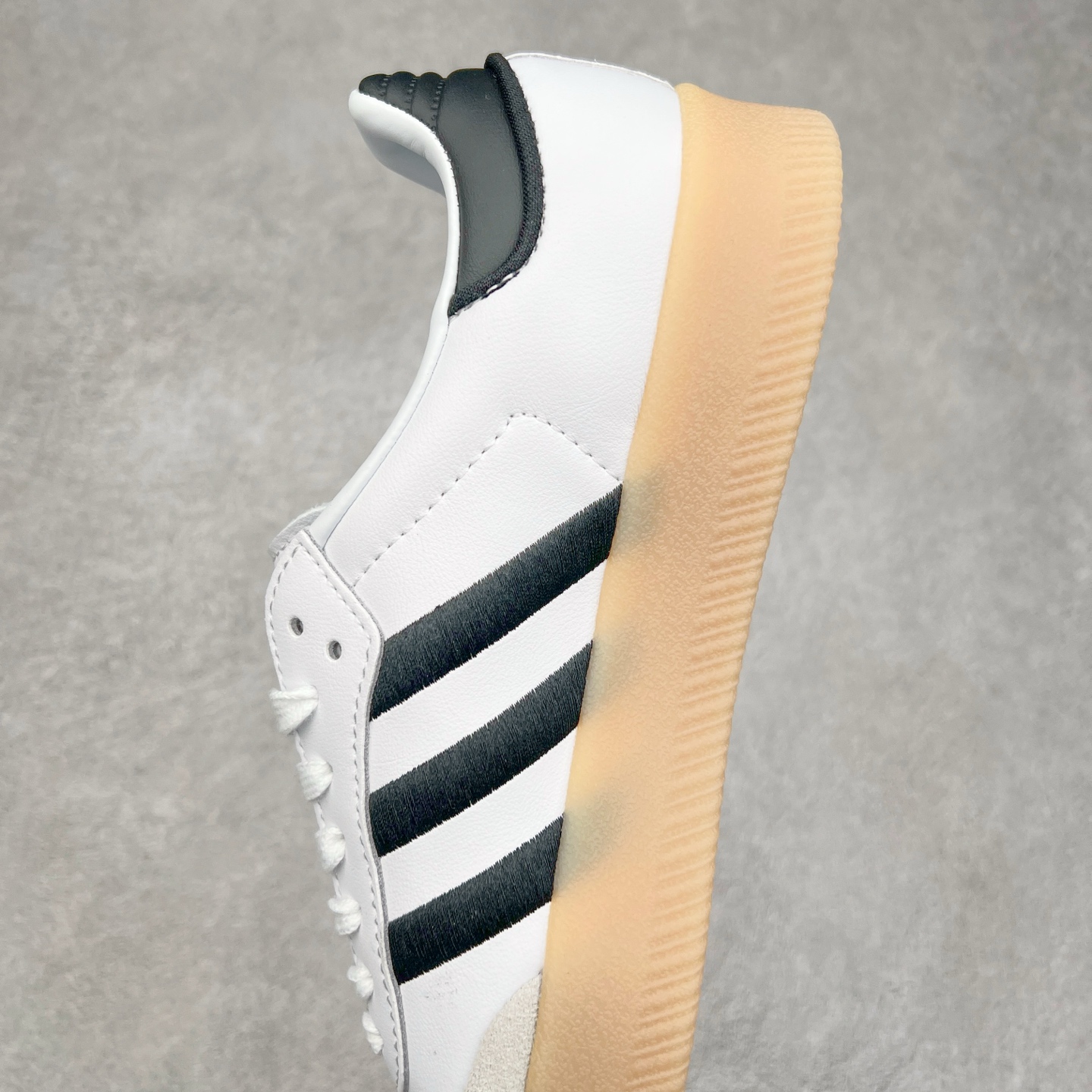 图片[7]-AD Samba XLG 桑巴舞加大厚底版系列德训风百搭松糕休闲运动板鞋生胶底 IG5744 自Originals Samba成功借势Blokecore风潮一跃成为街头巷尾的焦点鞋款后,不论是围绕Samba本身打造的各式「变种版本」,还是以Samba为蓝本打造联名鞋款,都成为了时尚潮流人士日常穿搭首选。Samba XLG是adidas Originals不断扩展XLG系列的一部分,旨在与年轻文化相契合,迎合那些希望通过个性时尚表达自我而不愿牺牲舒适度的年轻群体。街头时尚领域的Gen Z特别偏爱宽松的穿着风格。Samba XLG针对这一点做了创新。它在延续Samba OG经典设计的基础上,迎合年轻群体的穿着习惯,重塑为宽大的鞋身比例轮廓以及加厚中底,让消费者轻松展示自己独特的风格。全新的Samba XLG系列不仅迎合了当下年轻群体的穿搭习惯,加宽了鞋身比例以及将中底进一步增厚,在视觉比例上更加饱满,同时还保留了经典Samba的细节,这样一来,鞋迷朋友在穿搭上不仅能更加个性化,而且还能延续一定的复古感受。尺码：36 36⅔ 37⅓ 38 38⅔ 39⅓ 40 40⅔ 41⅓ 42 42⅔ 43⅓ 44 45-选品中心