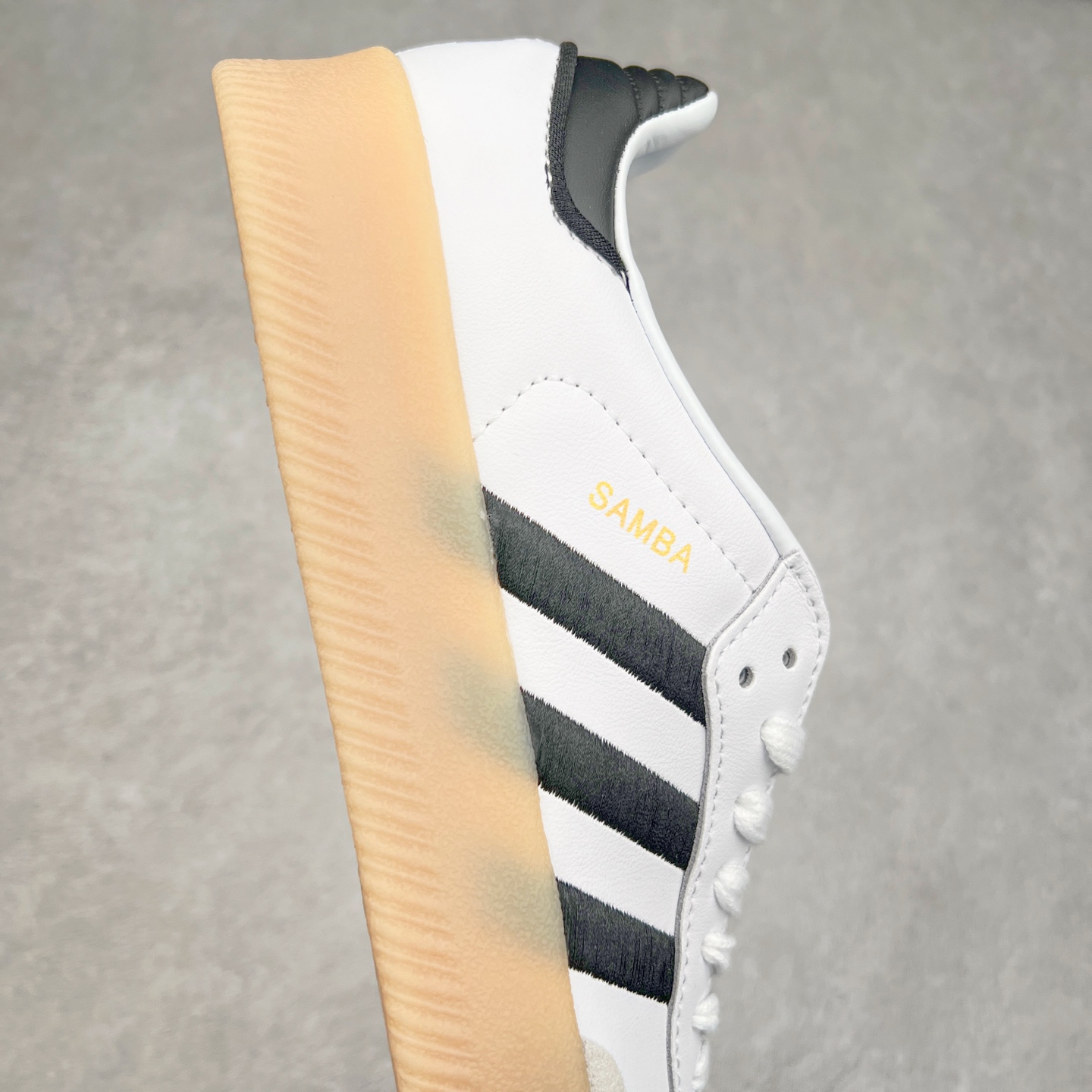 图片[6]-AD Samba XLG 桑巴舞加大厚底版系列德训风百搭松糕休闲运动板鞋生胶底 IG5744 自Originals Samba成功借势Blokecore风潮一跃成为街头巷尾的焦点鞋款后,不论是围绕Samba本身打造的各式「变种版本」,还是以Samba为蓝本打造联名鞋款,都成为了时尚潮流人士日常穿搭首选。Samba XLG是adidas Originals不断扩展XLG系列的一部分,旨在与年轻文化相契合,迎合那些希望通过个性时尚表达自我而不愿牺牲舒适度的年轻群体。街头时尚领域的Gen Z特别偏爱宽松的穿着风格。Samba XLG针对这一点做了创新。它在延续Samba OG经典设计的基础上,迎合年轻群体的穿着习惯,重塑为宽大的鞋身比例轮廓以及加厚中底,让消费者轻松展示自己独特的风格。全新的Samba XLG系列不仅迎合了当下年轻群体的穿搭习惯,加宽了鞋身比例以及将中底进一步增厚,在视觉比例上更加饱满,同时还保留了经典Samba的细节,这样一来,鞋迷朋友在穿搭上不仅能更加个性化,而且还能延续一定的复古感受。尺码：36 36⅔ 37⅓ 38 38⅔ 39⅓ 40 40⅔ 41⅓ 42 42⅔ 43⅓ 44 45-选品中心