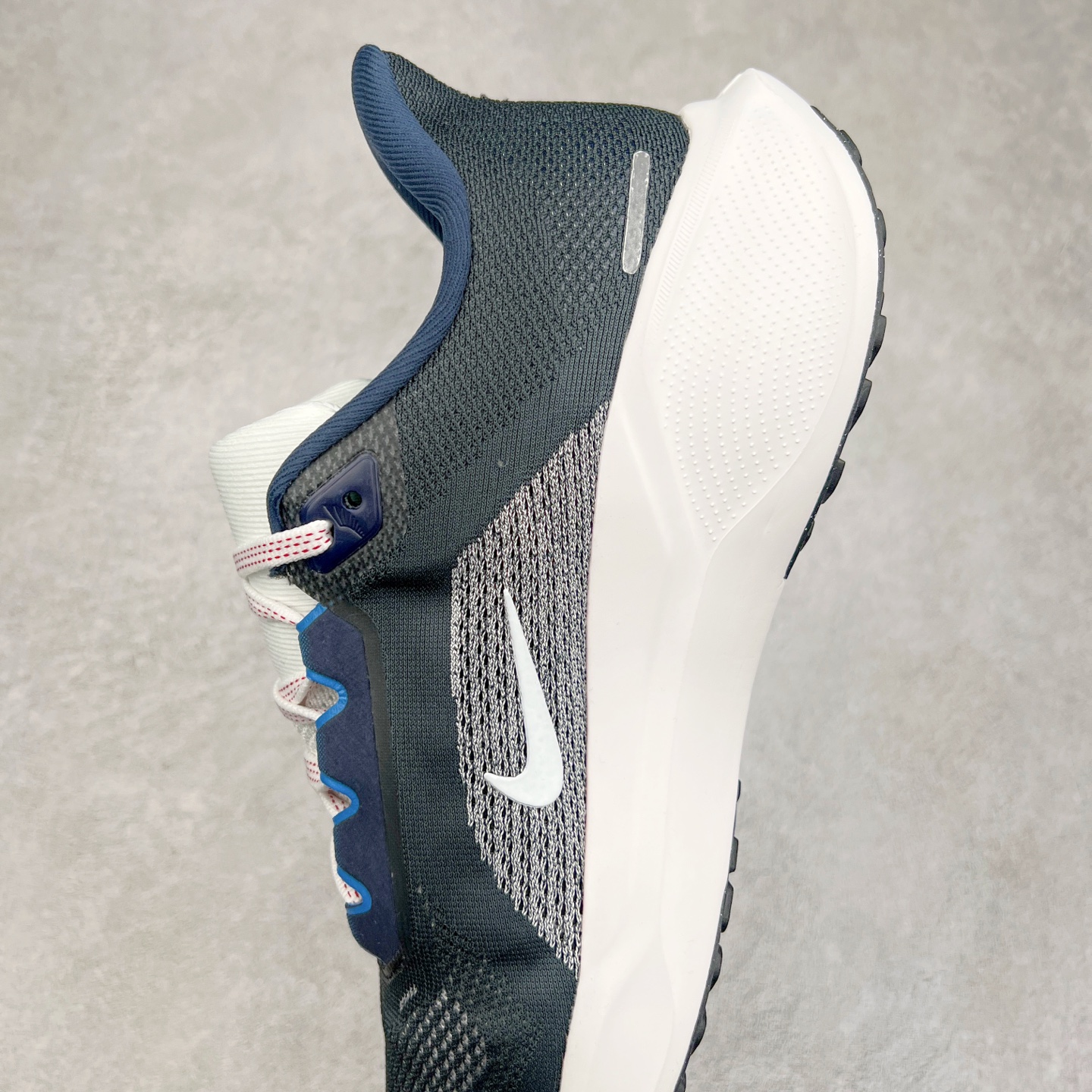 图片[7]-＃特价福利 NK Zoom Pegasus 飞马41代马拉松系列网面透气缓震疾速跑鞋 拥有 Zoom Air 一如既往的稳定感和流畅感 鞋面采用工程网眼设计 为特定高热区域营造出色透气性 进一步增加鞋面的穿孔数量 让足部能够快速散热 中足搭配 Flywire 飞线 在高速运动时营造舒适稳定的贴合感 内置Zoon气垫加持 动力十足 尺码：36 36.5 37.5 38 38.5 39 40 40.5 41 42 42.5 43 44 44.5 45-选品中心