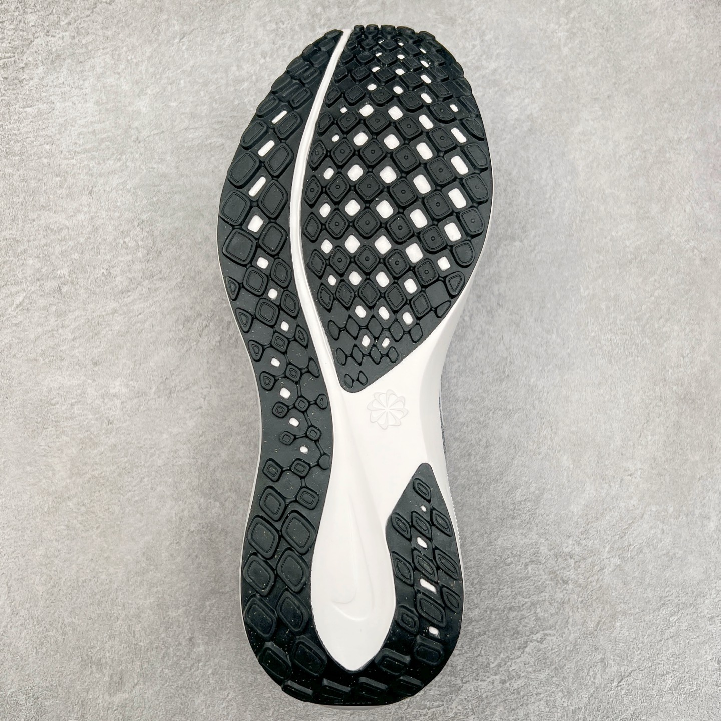 图片[9]-＃特价福利 NK Zoom Pegasus 飞马41代马拉松系列网面透气缓震疾速跑鞋 拥有 Zoom Air 一如既往的稳定感和流畅感 鞋面采用工程网眼设计 为特定高热区域营造出色透气性 进一步增加鞋面的穿孔数量 让足部能够快速散热 中足搭配 Flywire 飞线 在高速运动时营造舒适稳定的贴合感 内置Zoon气垫加持 动力十足 尺码：36 36.5 37.5 38 38.5 39 40 40.5 41 42 42.5 43 44 44.5 45-选品中心