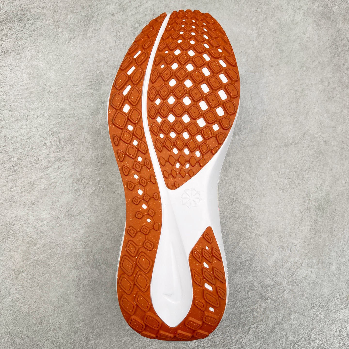 图片[9]-＃特价福利 NK Zoom Pegasus 飞马41代马拉松系列网面透气缓震疾速跑鞋 拥有 Zoom Air 一如既往的稳定感和流畅感 鞋面采用工程网眼设计 为特定高热区域营造出色透气性 进一步增加鞋面的穿孔数量 让足部能够快速散热 中足搭配 Flywire 飞线 在高速运动时营造舒适稳定的贴合感 内置Zoon气垫加持 动力十足 尺码：36 36.5 37.5 38 38.5 39 40 40.5 41 42 42.5 43 44 44.5 45-选品中心