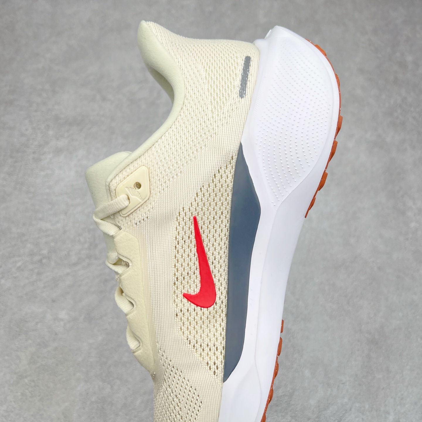 图片[7]-＃特价福利 NK Zoom Pegasus 飞马41代马拉松系列网面透气缓震疾速跑鞋 拥有 Zoom Air 一如既往的稳定感和流畅感 鞋面采用工程网眼设计 为特定高热区域营造出色透气性 进一步增加鞋面的穿孔数量 让足部能够快速散热 中足搭配 Flywire 飞线 在高速运动时营造舒适稳定的贴合感 内置Zoon气垫加持 动力十足 尺码：36 36.5 37.5 38 38.5 39 40 40.5 41 42 42.5 43 44 44.5 45-选品中心