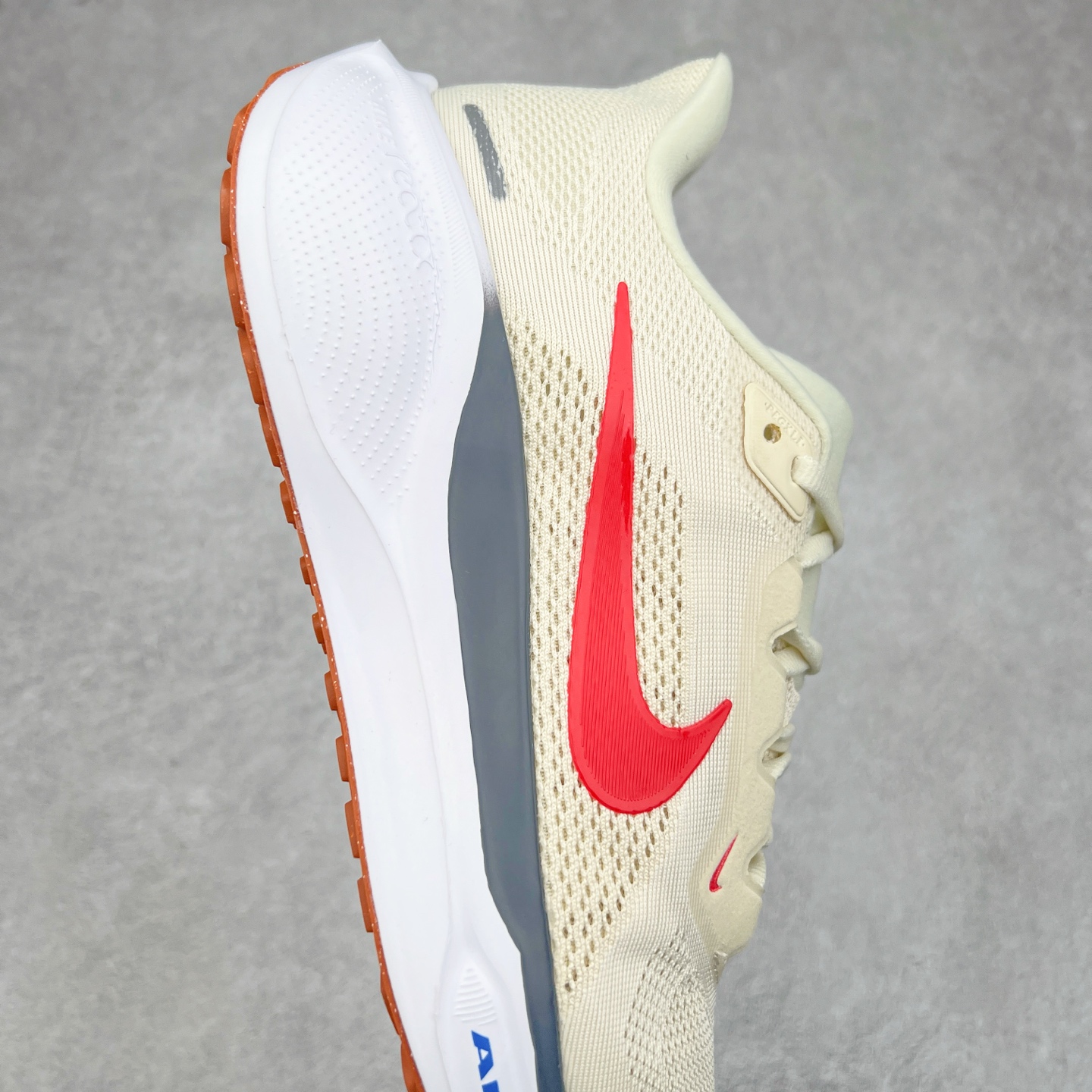 图片[6]-＃特价福利 NK Zoom Pegasus 飞马41代马拉松系列网面透气缓震疾速跑鞋 拥有 Zoom Air 一如既往的稳定感和流畅感 鞋面采用工程网眼设计 为特定高热区域营造出色透气性 进一步增加鞋面的穿孔数量 让足部能够快速散热 中足搭配 Flywire 飞线 在高速运动时营造舒适稳定的贴合感 内置Zoon气垫加持 动力十足 尺码：36 36.5 37.5 38 38.5 39 40 40.5 41 42 42.5 43 44 44.5 45-选品中心