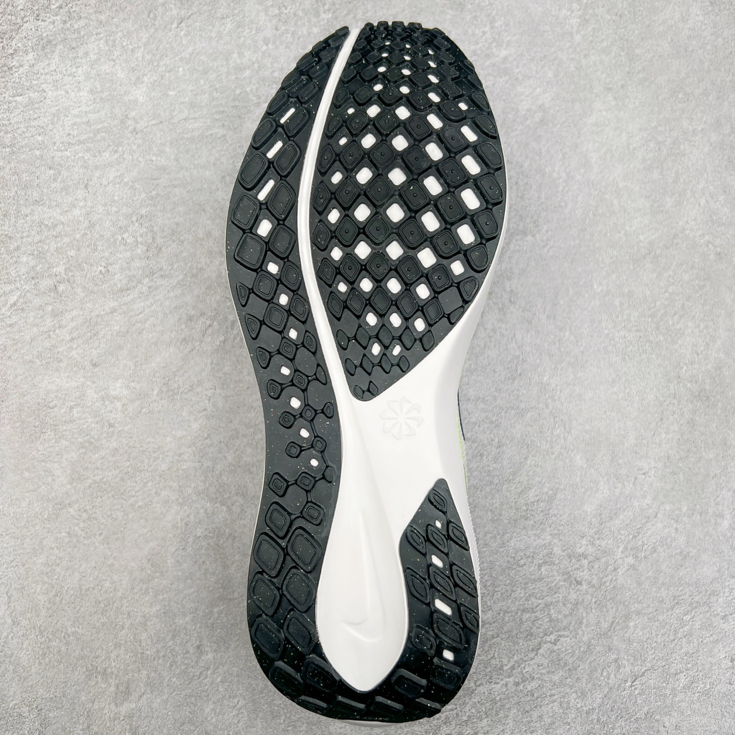 图片[9]-＃特价福利 NK Zoom Pegasus 飞马41代马拉松系列网面透气缓震疾速跑鞋 拥有 Zoom Air 一如既往的稳定感和流畅感 鞋面采用工程网眼设计 为特定高热区域营造出色透气性 进一步增加鞋面的穿孔数量 让足部能够快速散热 中足搭配 Flywire 飞线 在高速运动时营造舒适稳定的贴合感 内置Zoon气垫加持 动力十足 尺码：36 36.5 37.5 38 38.5 39 40 40.5 41 42 42.5 43 44 44.5 45-选品中心