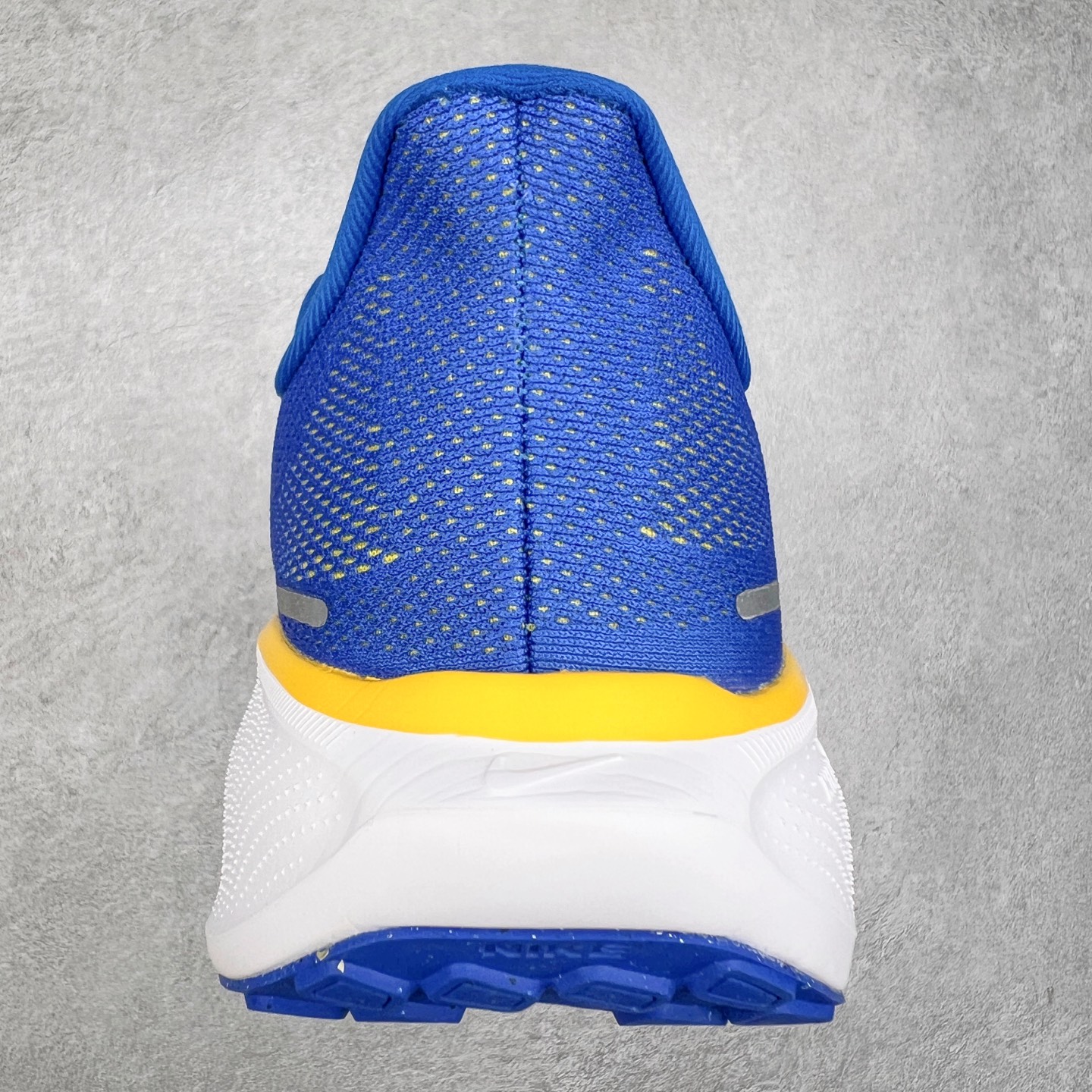 图片[8]-＃特价福利 NK Zoom Pegasus 飞马41代马拉松系列网面透气缓震疾速跑鞋 拥有 Zoom Air 一如既往的稳定感和流畅感 鞋面采用工程网眼设计 为特定高热区域营造出色透气性 进一步增加鞋面的穿孔数量 让足部能够快速散热 中足搭配 Flywire 飞线 在高速运动时营造舒适稳定的贴合感 内置Zoon气垫加持 动力十足 尺码：36 36.5 37.5 38 38.5 39 40 40.5 41 42 42.5 43 44 44.5 45-选品中心