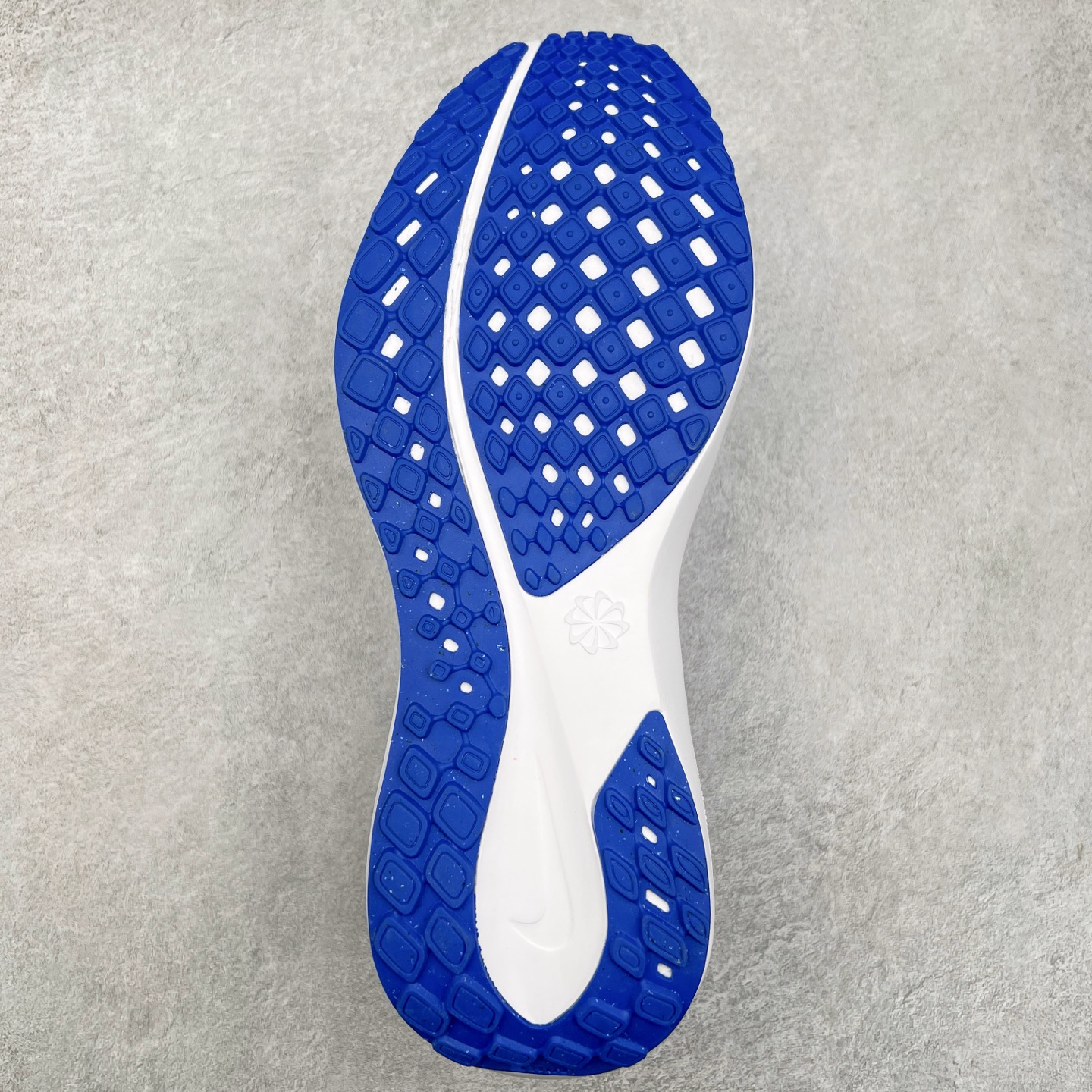 图片[9]-＃特价福利 NK Zoom Pegasus 飞马41代马拉松系列网面透气缓震疾速跑鞋 拥有 Zoom Air 一如既往的稳定感和流畅感 鞋面采用工程网眼设计 为特定高热区域营造出色透气性 进一步增加鞋面的穿孔数量 让足部能够快速散热 中足搭配 Flywire 飞线 在高速运动时营造舒适稳定的贴合感 内置Zoon气垫加持 动力十足 尺码：36 36.5 37.5 38 38.5 39 40 40.5 41 42 42.5 43 44 44.5 45-选品中心