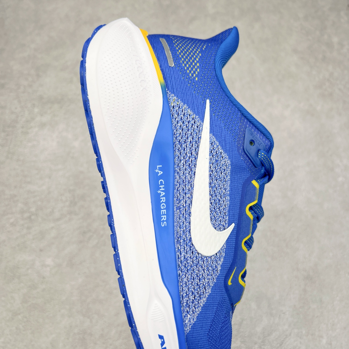 图片[6]-＃特价福利 NK Zoom Pegasus 飞马41代马拉松系列网面透气缓震疾速跑鞋 拥有 Zoom Air 一如既往的稳定感和流畅感 鞋面采用工程网眼设计 为特定高热区域营造出色透气性 进一步增加鞋面的穿孔数量 让足部能够快速散热 中足搭配 Flywire 飞线 在高速运动时营造舒适稳定的贴合感 内置Zoon气垫加持 动力十足 尺码：36 36.5 37.5 38 38.5 39 40 40.5 41 42 42.5 43 44 44.5 45-选品中心