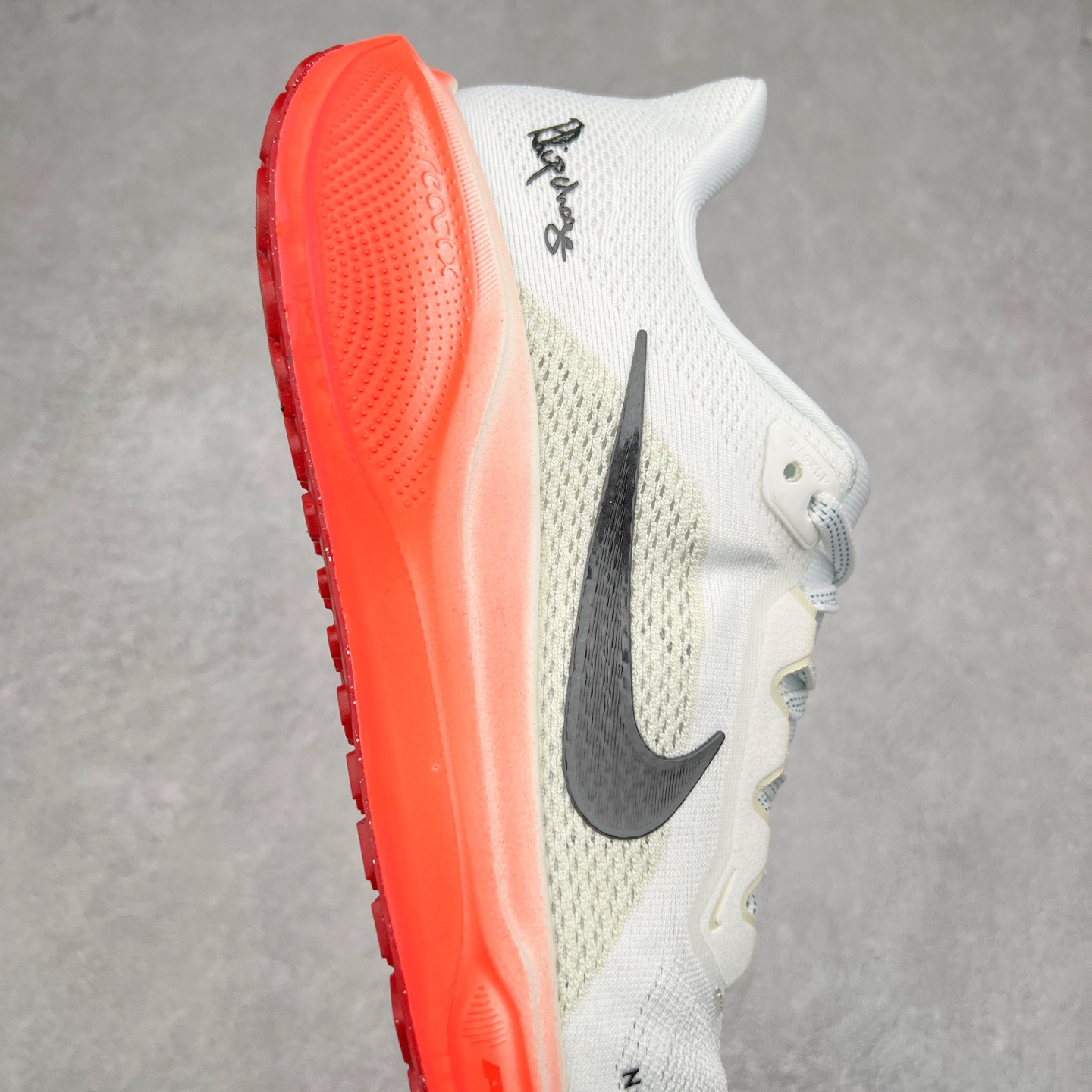 图片[6]-＃特价福利 NK Zoom Pegasus 飞马41代马拉松系列网面透气缓震疾速跑鞋 拥有 Zoom Air 一如既往的稳定感和流畅感 鞋面采用工程网眼设计 为特定高热区域营造出色透气性 进一步增加鞋面的穿孔数量 让足部能够快速散热 中足搭配 Flywire 飞线 在高速运动时营造舒适稳定的贴合感 内置Zoon气垫加持 动力十足 尺码：36 36.5 37.5 38 38.5 39 40 40.5 41 42 42.5 43 44 44.5 45-选品中心