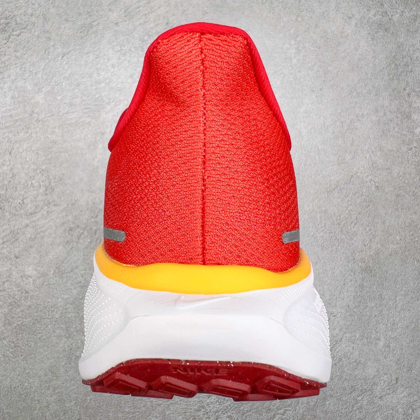 图片[7]-＃特价福利 NK Zoom Pegasus 飞马41代马拉松系列网面透气缓震疾速跑鞋 拥有 Zoom Air 一如既往的稳定感和流畅感 鞋面采用工程网眼设计 为特定高热区域营造出色透气性 进一步增加鞋面的穿孔数量 让足部能够快速散热 中足搭配 Flywire 飞线 在高速运动时营造舒适稳定的贴合感 内置Zoon气垫加持 动力十足 尺码：36 36.5 37.5 38 38.5 39 40 40.5 41 42 42.5 43 44 44.5 45-选品中心