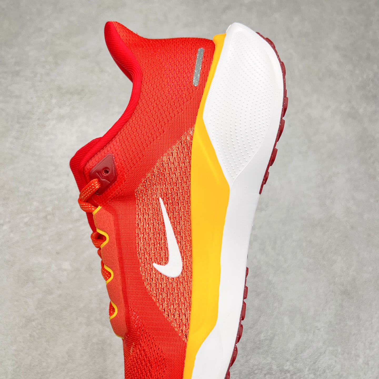 图片[6]-＃特价福利 NK Zoom Pegasus 飞马41代马拉松系列网面透气缓震疾速跑鞋 拥有 Zoom Air 一如既往的稳定感和流畅感 鞋面采用工程网眼设计 为特定高热区域营造出色透气性 进一步增加鞋面的穿孔数量 让足部能够快速散热 中足搭配 Flywire 飞线 在高速运动时营造舒适稳定的贴合感 内置Zoon气垫加持 动力十足 尺码：36 36.5 37.5 38 38.5 39 40 40.5 41 42 42.5 43 44 44.5 45-选品中心