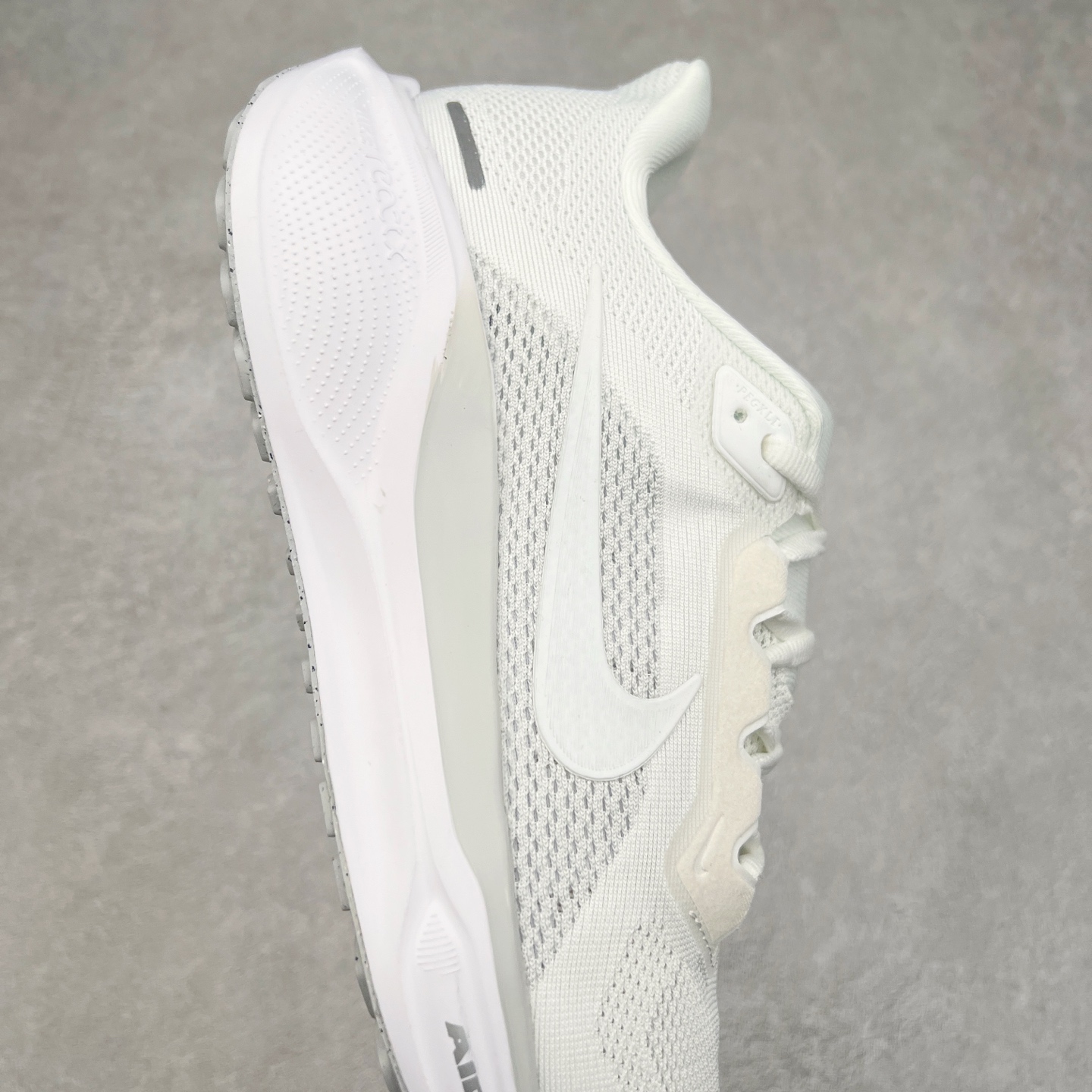 图片[6]-＃特价福利 NK Zoom Pegasus 飞马41代马拉松系列网面透气缓震疾速跑鞋 拥有 Zoom Air 一如既往的稳定感和流畅感 鞋面采用工程网眼设计 为特定高热区域营造出色透气性 进一步增加鞋面的穿孔数量 让足部能够快速散热 中足搭配 Flywire 飞线 在高速运动时营造舒适稳定的贴合感 内置Zoon气垫加持 动力十足 尺码：36 36.5 37.5 38 38.5 39 40 40.5 41 42 42.5 43 44 44.5 45-选品中心