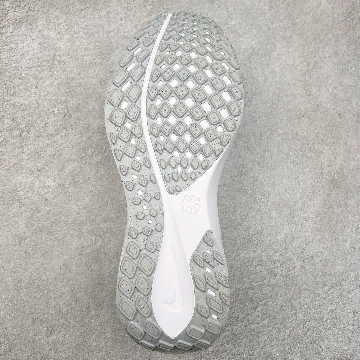 图片[9]-＃特价福利 NK Zoom Pegasus 飞马41代马拉松系列网面透气缓震疾速跑鞋 拥有 Zoom Air 一如既往的稳定感和流畅感 鞋面采用工程网眼设计 为特定高热区域营造出色透气性 进一步增加鞋面的穿孔数量 让足部能够快速散热 中足搭配 Flywire 飞线 在高速运动时营造舒适稳定的贴合感 内置Zoon气垫加持 动力十足 尺码：36 36.5 37.5 38 38.5 39 40 40.5 41 42 42.5 43 44 44.5 45-选品中心