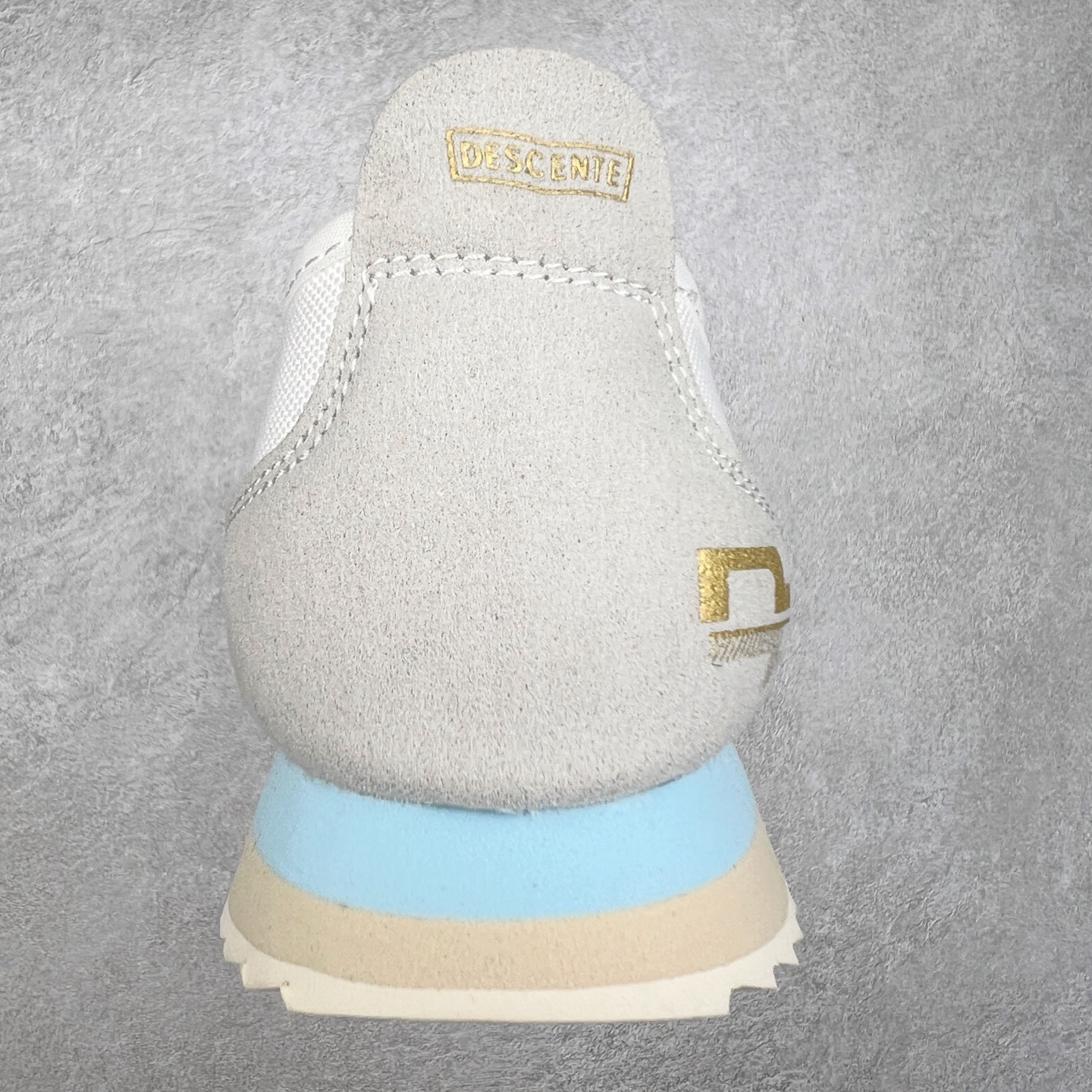 图片[8]-DESCENTE Sport Style Chron Racer迪桑特舒适百搭防滑耐磨低帮生活休闲鞋 是一款集复古与现代于一体的低帮跑步鞋 简洁的牛皮鞋面不仅彰显出时尚的质感 还适用于多种场合的穿搭 这款鞋子的透气性能极佳 轻质弹性鞋底则提供了良好的舒适度和耐磨性 使你在行走或跑步时都能感受到脚底的柔软与支撑 尺码：36 36.5 37.5 38 38.5 39 40 40.5 41 42 42.5 43 44 44.5 45-选品中心