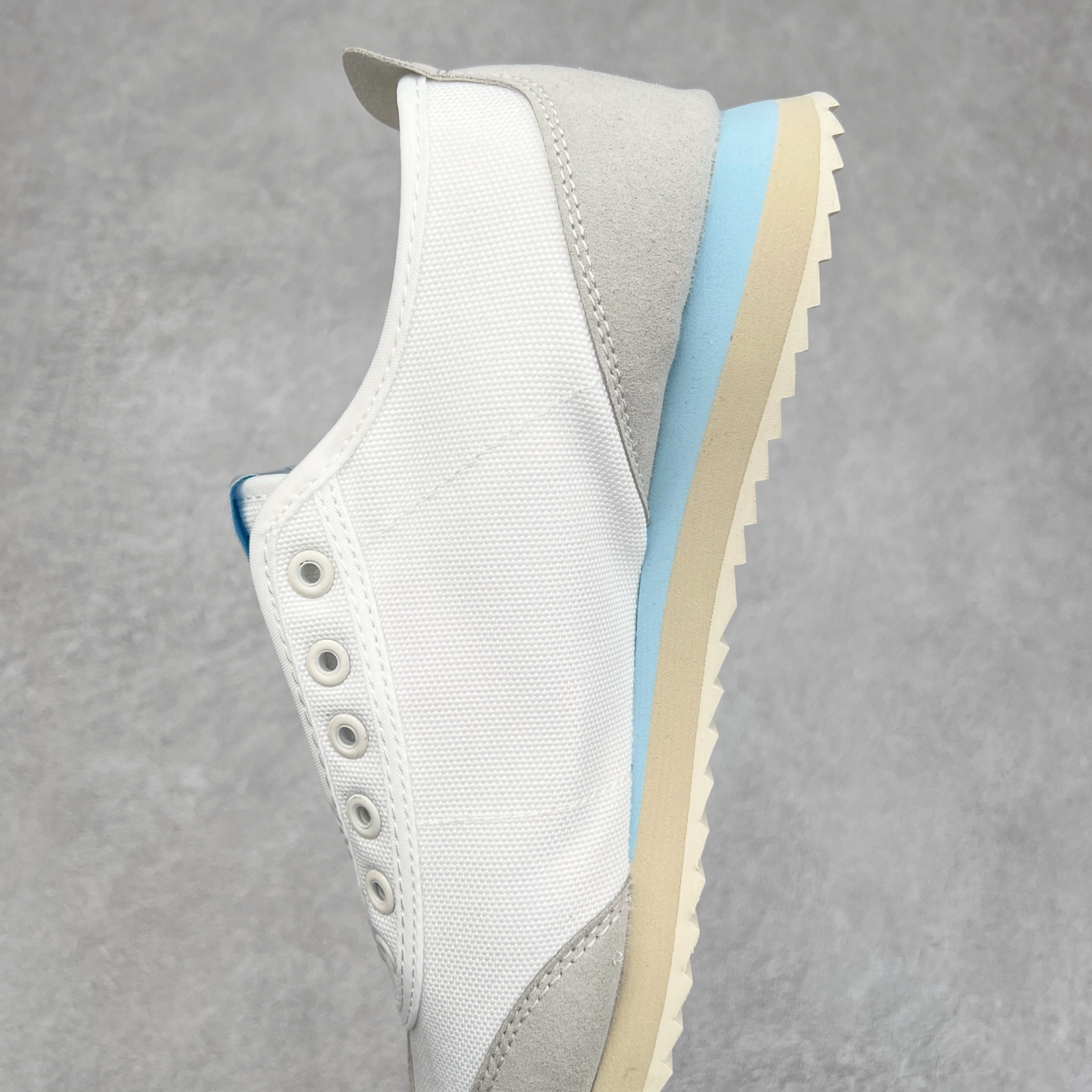 图片[7]-DESCENTE Sport Style Chron Racer迪桑特舒适百搭防滑耐磨低帮生活休闲鞋 是一款集复古与现代于一体的低帮跑步鞋 简洁的牛皮鞋面不仅彰显出时尚的质感 还适用于多种场合的穿搭 这款鞋子的透气性能极佳 轻质弹性鞋底则提供了良好的舒适度和耐磨性 使你在行走或跑步时都能感受到脚底的柔软与支撑 尺码：36 36.5 37.5 38 38.5 39 40 40.5 41 42 42.5 43 44 44.5 45-选品中心