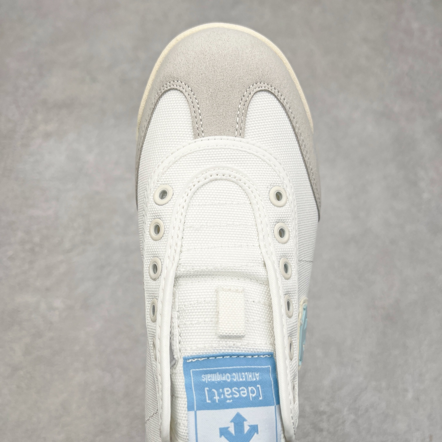 图片[4]-DESCENTE Sport Style Chron Racer迪桑特舒适百搭防滑耐磨低帮生活休闲鞋 是一款集复古与现代于一体的低帮跑步鞋 简洁的牛皮鞋面不仅彰显出时尚的质感 还适用于多种场合的穿搭 这款鞋子的透气性能极佳 轻质弹性鞋底则提供了良好的舒适度和耐磨性 使你在行走或跑步时都能感受到脚底的柔软与支撑 尺码：36 36.5 37.5 38 38.5 39 40 40.5 41 42 42.5 43 44 44.5 45-选品中心