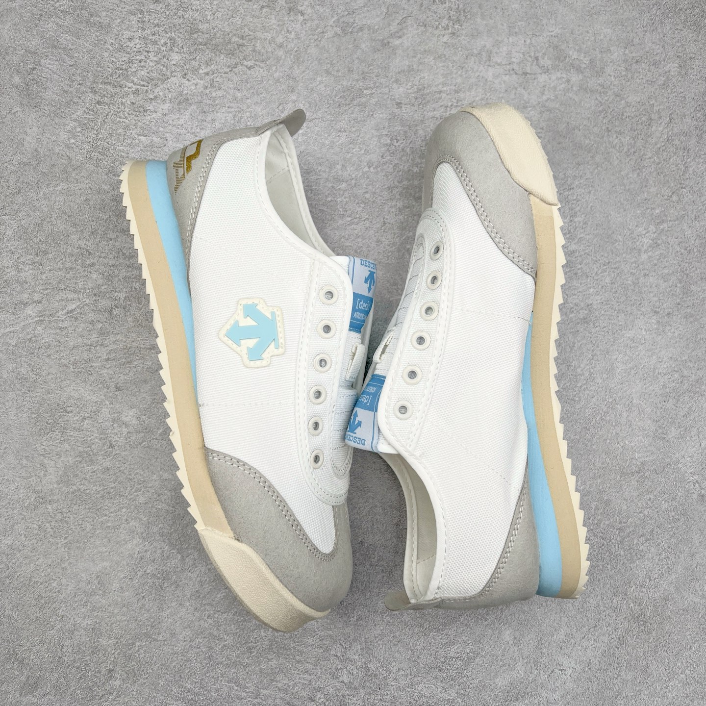 图片[3]-DESCENTE Sport Style Chron Racer迪桑特舒适百搭防滑耐磨低帮生活休闲鞋 是一款集复古与现代于一体的低帮跑步鞋 简洁的牛皮鞋面不仅彰显出时尚的质感 还适用于多种场合的穿搭 这款鞋子的透气性能极佳 轻质弹性鞋底则提供了良好的舒适度和耐磨性 使你在行走或跑步时都能感受到脚底的柔软与支撑 尺码：36 36.5 37.5 38 38.5 39 40 40.5 41 42 42.5 43 44 44.5 45-选品中心