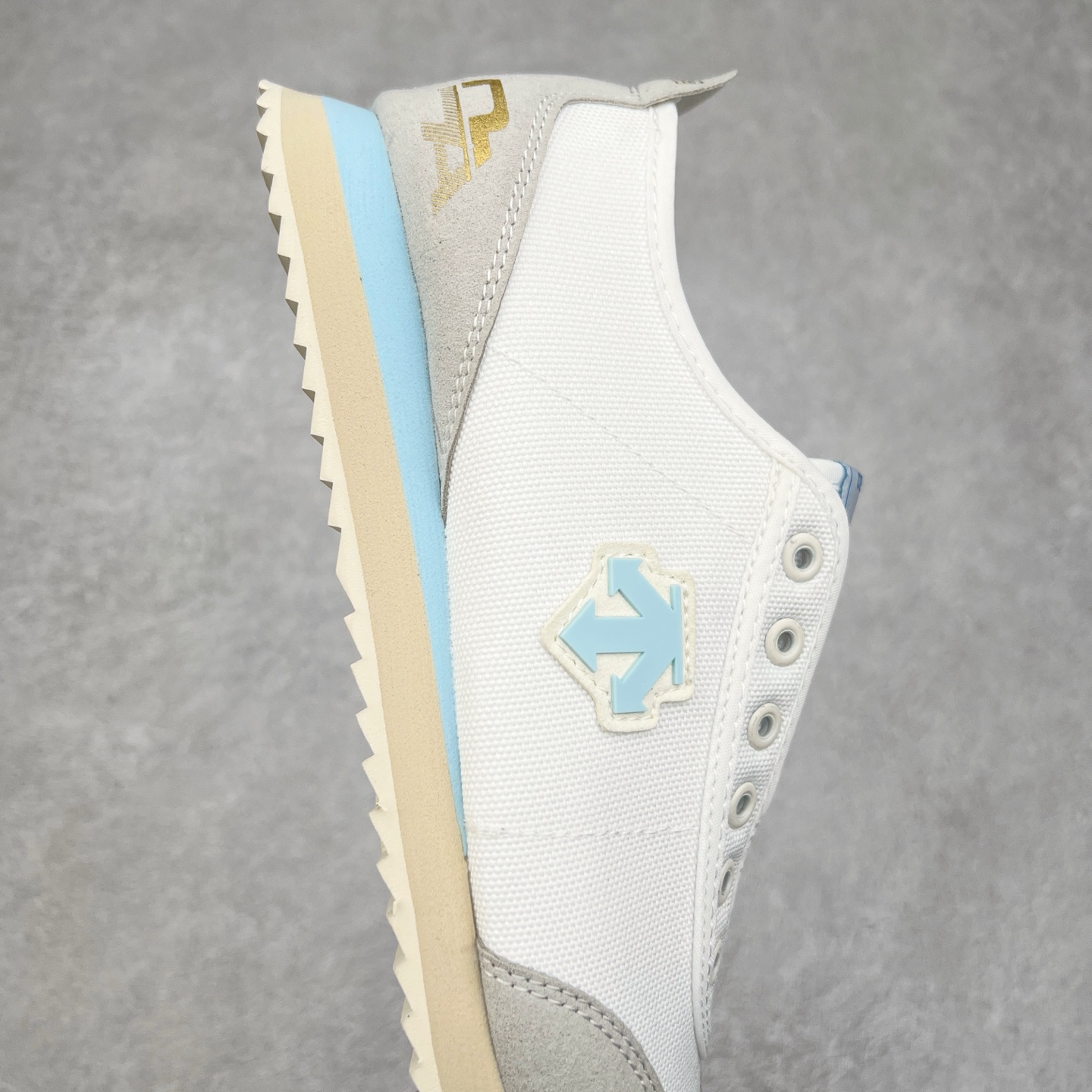 图片[6]-DESCENTE Sport Style Chron Racer迪桑特舒适百搭防滑耐磨低帮生活休闲鞋 是一款集复古与现代于一体的低帮跑步鞋 简洁的牛皮鞋面不仅彰显出时尚的质感 还适用于多种场合的穿搭 这款鞋子的透气性能极佳 轻质弹性鞋底则提供了良好的舒适度和耐磨性 使你在行走或跑步时都能感受到脚底的柔软与支撑 尺码：36 36.5 37.5 38 38.5 39 40 40.5 41 42 42.5 43 44 44.5 45-选品中心