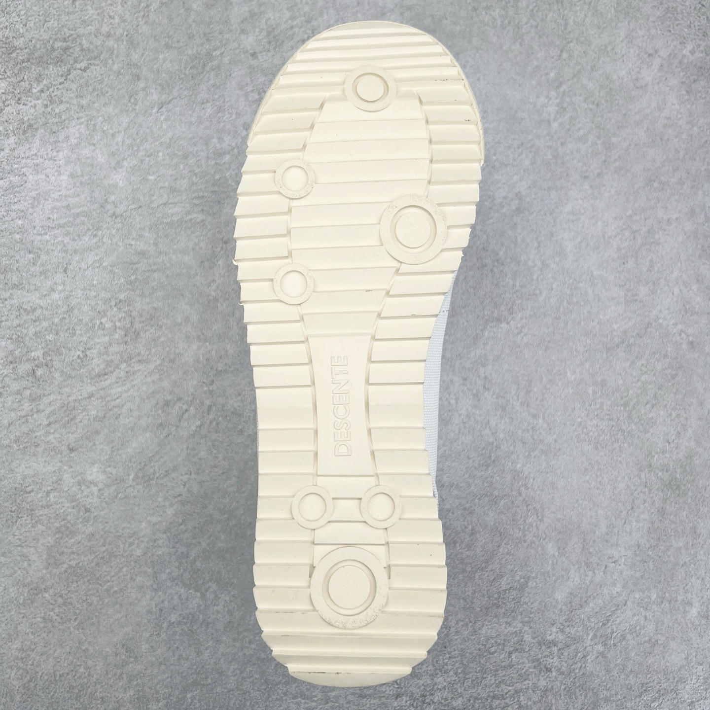 图片[9]-DESCENTE Sport Style Chron Racer迪桑特舒适百搭防滑耐磨低帮生活休闲鞋 是一款集复古与现代于一体的低帮跑步鞋 简洁的牛皮鞋面不仅彰显出时尚的质感 还适用于多种场合的穿搭 这款鞋子的透气性能极佳 轻质弹性鞋底则提供了良好的舒适度和耐磨性 使你在行走或跑步时都能感受到脚底的柔软与支撑 尺码：36 36.5 37.5 38 38.5 39 40 40.5 41 42 42.5 43 44 44.5 45-选品中心