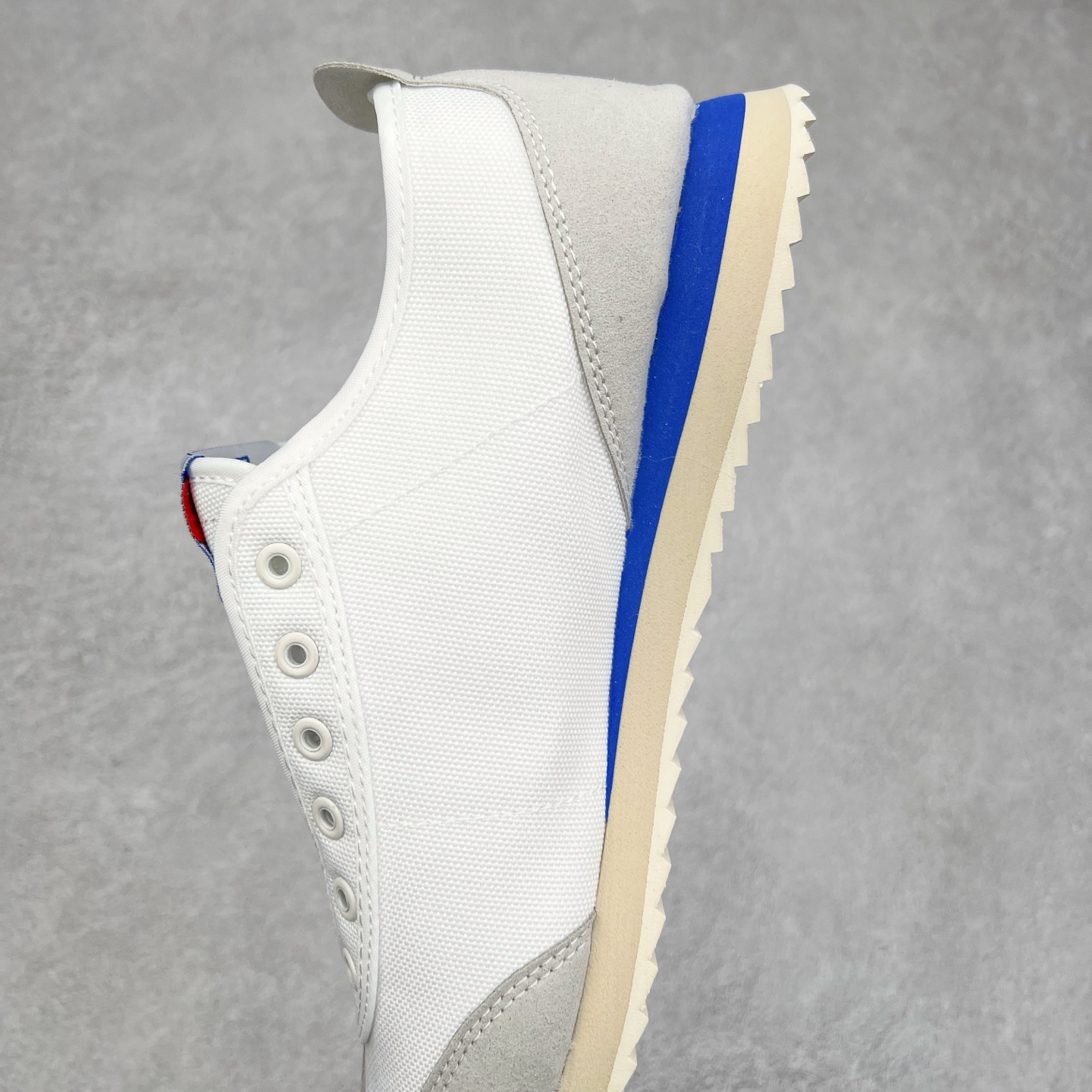 图片[7]-DESCENTE Sport Style Chron Racer迪桑特舒适百搭防滑耐磨低帮生活休闲鞋 是一款集复古与现代于一体的低帮跑步鞋 简洁的牛皮鞋面不仅彰显出时尚的质感 还适用于多种场合的穿搭 这款鞋子的透气性能极佳 轻质弹性鞋底则提供了良好的舒适度和耐磨性 使你在行走或跑步时都能感受到脚底的柔软与支撑 尺码：36 36.5 37.5 38 38.5 39 40 40.5 41 42 42.5 43 44 44.5 45-选品中心