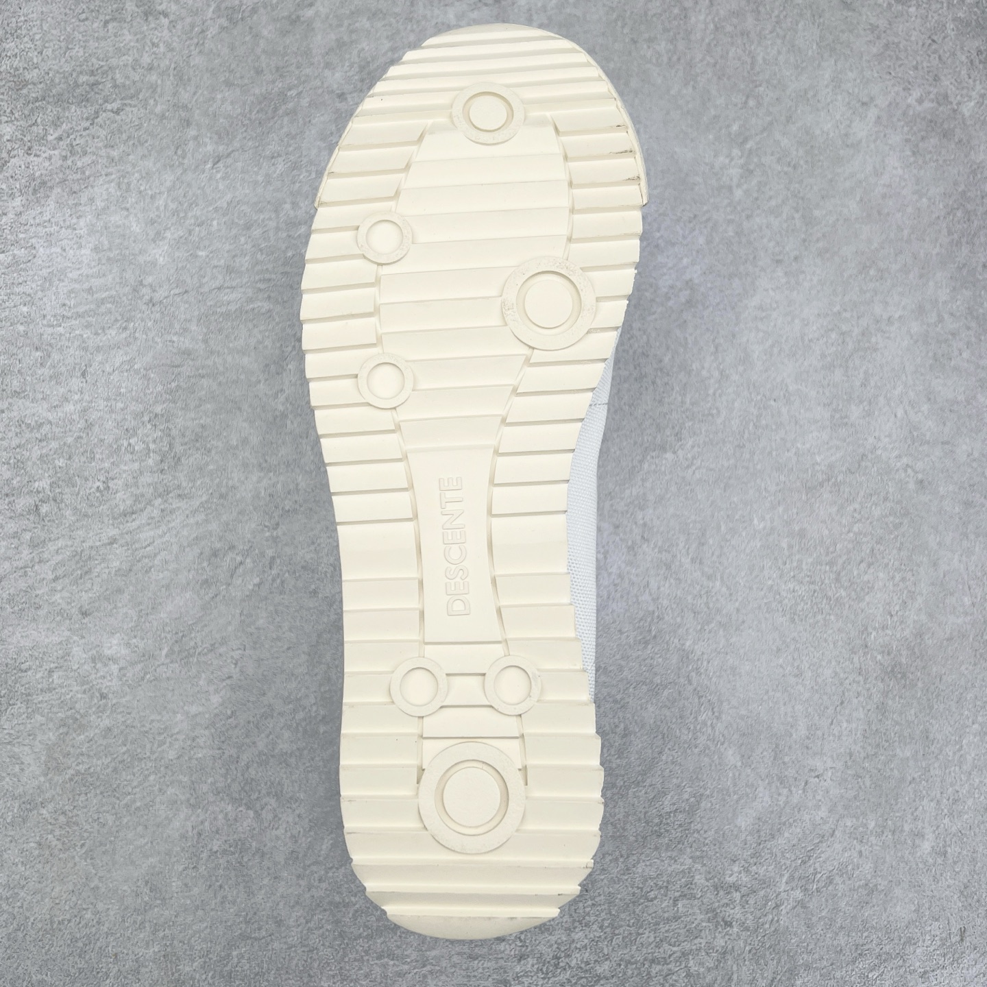 图片[9]-DESCENTE Sport Style Chron Racer迪桑特舒适百搭防滑耐磨低帮生活休闲鞋 是一款集复古与现代于一体的低帮跑步鞋 简洁的牛皮鞋面不仅彰显出时尚的质感 还适用于多种场合的穿搭 这款鞋子的透气性能极佳 轻质弹性鞋底则提供了良好的舒适度和耐磨性 使你在行走或跑步时都能感受到脚底的柔软与支撑 尺码：36 36.5 37.5 38 38.5 39 40 40.5 41 42 42.5 43 44 44.5 45-选品中心