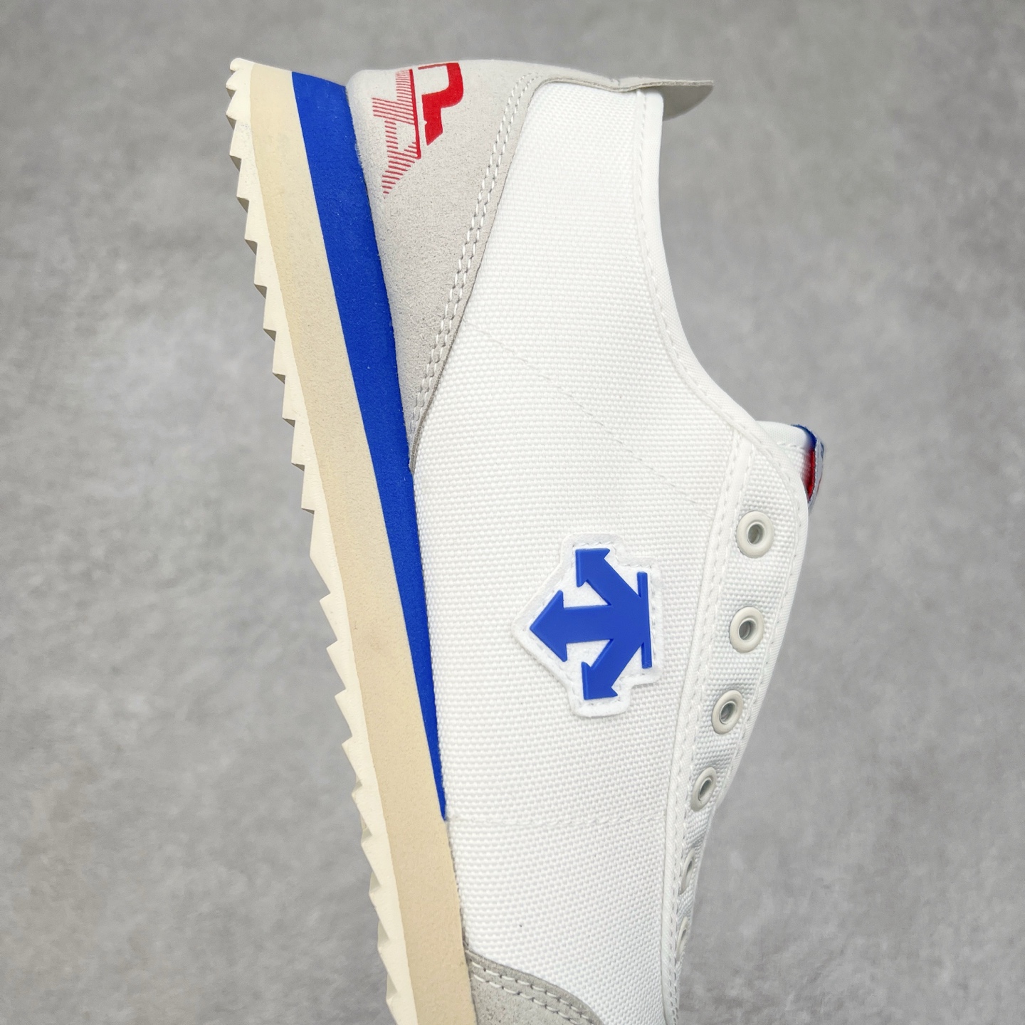 图片[6]-DESCENTE Sport Style Chron Racer迪桑特舒适百搭防滑耐磨低帮生活休闲鞋 是一款集复古与现代于一体的低帮跑步鞋 简洁的牛皮鞋面不仅彰显出时尚的质感 还适用于多种场合的穿搭 这款鞋子的透气性能极佳 轻质弹性鞋底则提供了良好的舒适度和耐磨性 使你在行走或跑步时都能感受到脚底的柔软与支撑 尺码：36 36.5 37.5 38 38.5 39 40 40.5 41 42 42.5 43 44 44.5 45-选品中心