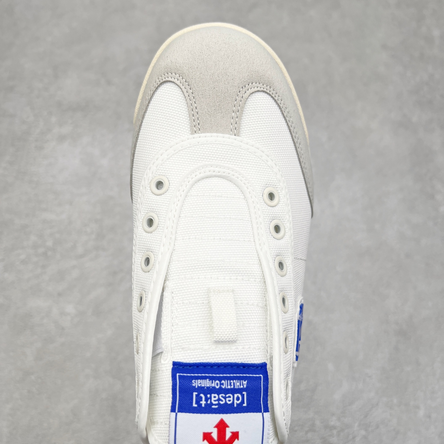 图片[4]-DESCENTE Sport Style Chron Racer迪桑特舒适百搭防滑耐磨低帮生活休闲鞋 是一款集复古与现代于一体的低帮跑步鞋 简洁的牛皮鞋面不仅彰显出时尚的质感 还适用于多种场合的穿搭 这款鞋子的透气性能极佳 轻质弹性鞋底则提供了良好的舒适度和耐磨性 使你在行走或跑步时都能感受到脚底的柔软与支撑 尺码：36 36.5 37.5 38 38.5 39 40 40.5 41 42 42.5 43 44 44.5 45-选品中心