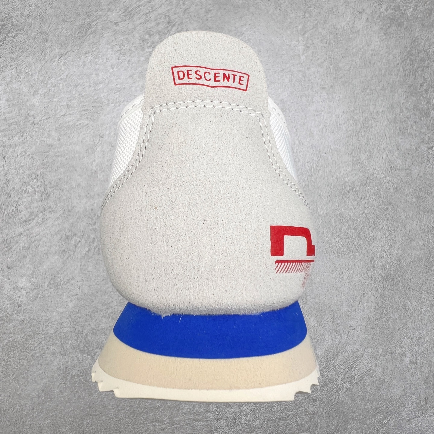 图片[8]-DESCENTE Sport Style Chron Racer迪桑特舒适百搭防滑耐磨低帮生活休闲鞋 是一款集复古与现代于一体的低帮跑步鞋 简洁的牛皮鞋面不仅彰显出时尚的质感 还适用于多种场合的穿搭 这款鞋子的透气性能极佳 轻质弹性鞋底则提供了良好的舒适度和耐磨性 使你在行走或跑步时都能感受到脚底的柔软与支撑 尺码：36 36.5 37.5 38 38.5 39 40 40.5 41 42 42.5 43 44 44.5 45-选品中心