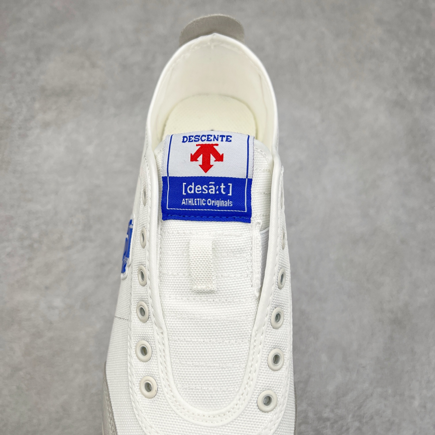 图片[5]-DESCENTE Sport Style Chron Racer迪桑特舒适百搭防滑耐磨低帮生活休闲鞋 是一款集复古与现代于一体的低帮跑步鞋 简洁的牛皮鞋面不仅彰显出时尚的质感 还适用于多种场合的穿搭 这款鞋子的透气性能极佳 轻质弹性鞋底则提供了良好的舒适度和耐磨性 使你在行走或跑步时都能感受到脚底的柔软与支撑 尺码：36 36.5 37.5 38 38.5 39 40 40.5 41 42 42.5 43 44 44.5 45-选品中心