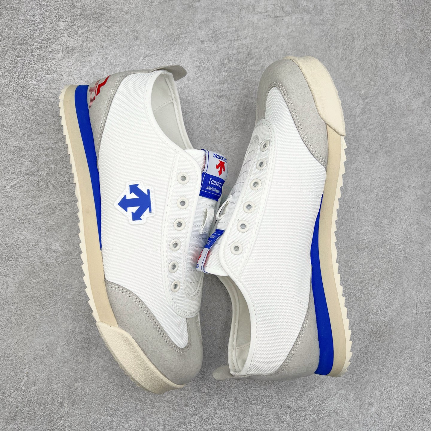 图片[3]-DESCENTE Sport Style Chron Racer迪桑特舒适百搭防滑耐磨低帮生活休闲鞋 是一款集复古与现代于一体的低帮跑步鞋 简洁的牛皮鞋面不仅彰显出时尚的质感 还适用于多种场合的穿搭 这款鞋子的透气性能极佳 轻质弹性鞋底则提供了良好的舒适度和耐磨性 使你在行走或跑步时都能感受到脚底的柔软与支撑 尺码：36 36.5 37.5 38 38.5 39 40 40.5 41 42 42.5 43 44 44.5 45-选品中心