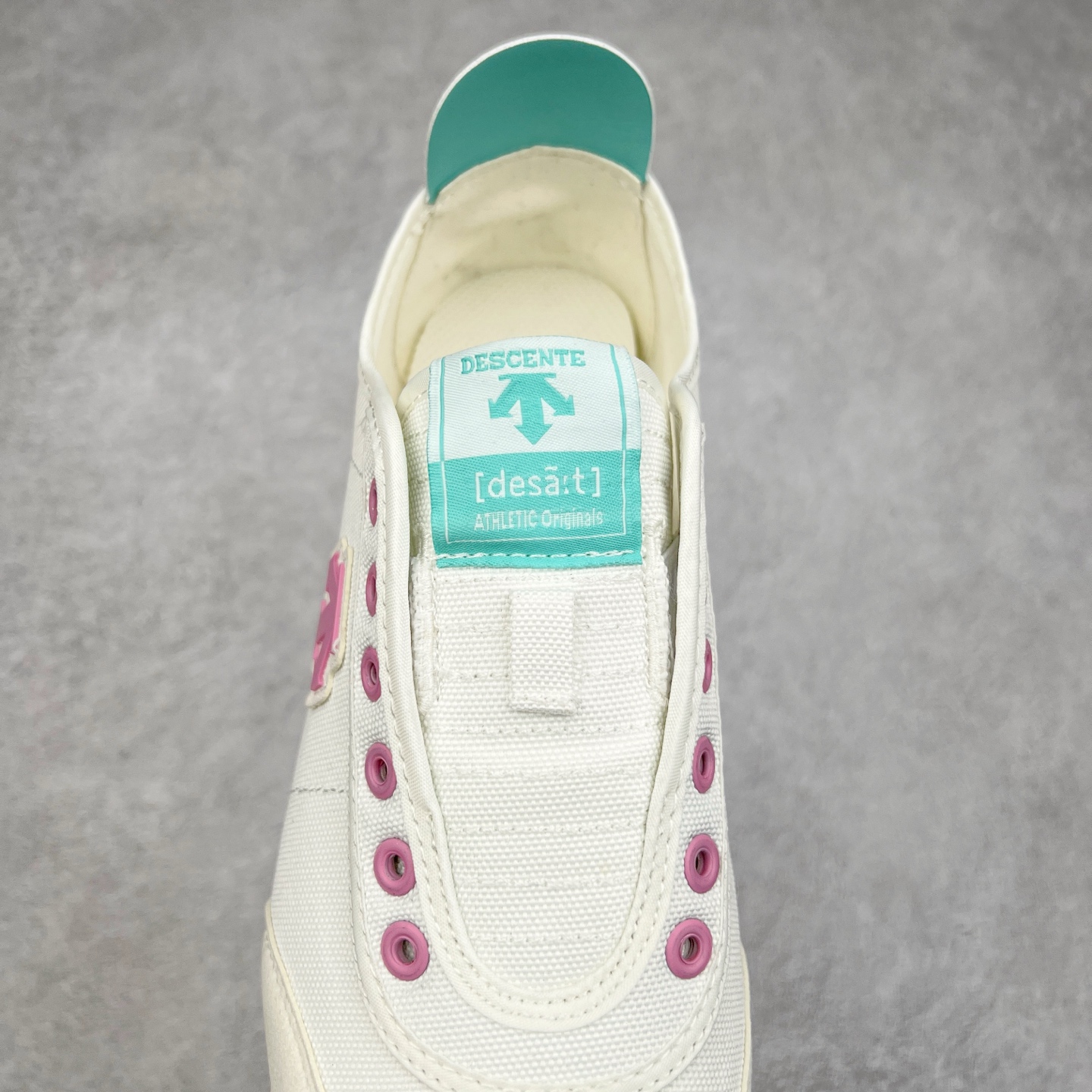 图片[5]-DESCENTE Sport Style Chron Racer迪桑特舒适百搭防滑耐磨低帮生活休闲鞋 是一款集复古与现代于一体的低帮跑步鞋 简洁的牛皮鞋面不仅彰显出时尚的质感 还适用于多种场合的穿搭 这款鞋子的透气性能极佳 轻质弹性鞋底则提供了良好的舒适度和耐磨性 使你在行走或跑步时都能感受到脚底的柔软与支撑 尺码：36 36.5 37.5 38 38.5 39 40 40.5 41 42 42.5 43 44 44.5 45-选品中心