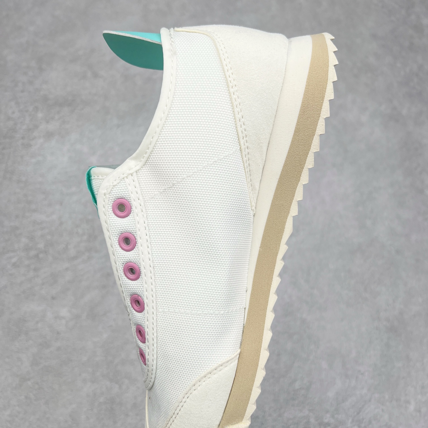 图片[7]-DESCENTE Sport Style Chron Racer迪桑特舒适百搭防滑耐磨低帮生活休闲鞋 是一款集复古与现代于一体的低帮跑步鞋 简洁的牛皮鞋面不仅彰显出时尚的质感 还适用于多种场合的穿搭 这款鞋子的透气性能极佳 轻质弹性鞋底则提供了良好的舒适度和耐磨性 使你在行走或跑步时都能感受到脚底的柔软与支撑 尺码：36 36.5 37.5 38 38.5 39 40 40.5 41 42 42.5 43 44 44.5 45-选品中心