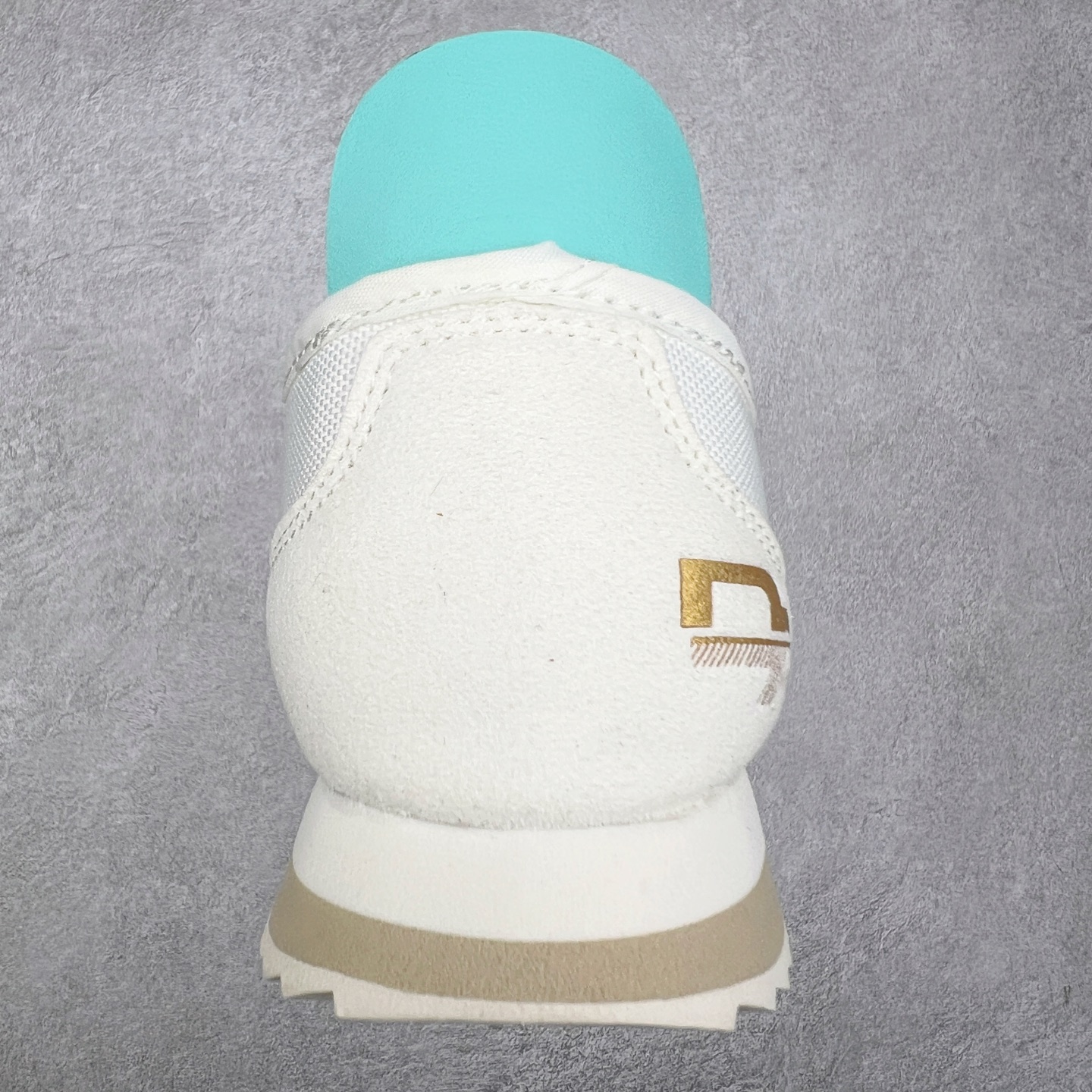 图片[8]-DESCENTE Sport Style Chron Racer迪桑特舒适百搭防滑耐磨低帮生活休闲鞋 是一款集复古与现代于一体的低帮跑步鞋 简洁的牛皮鞋面不仅彰显出时尚的质感 还适用于多种场合的穿搭 这款鞋子的透气性能极佳 轻质弹性鞋底则提供了良好的舒适度和耐磨性 使你在行走或跑步时都能感受到脚底的柔软与支撑 尺码：36 36.5 37.5 38 38.5 39 40 40.5 41 42 42.5 43 44 44.5 45-选品中心