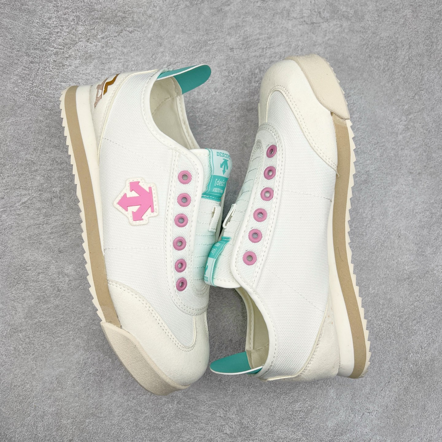 图片[3]-DESCENTE Sport Style Chron Racer迪桑特舒适百搭防滑耐磨低帮生活休闲鞋 是一款集复古与现代于一体的低帮跑步鞋 简洁的牛皮鞋面不仅彰显出时尚的质感 还适用于多种场合的穿搭 这款鞋子的透气性能极佳 轻质弹性鞋底则提供了良好的舒适度和耐磨性 使你在行走或跑步时都能感受到脚底的柔软与支撑 尺码：36 36.5 37.5 38 38.5 39 40 40.5 41 42 42.5 43 44 44.5 45-选品中心